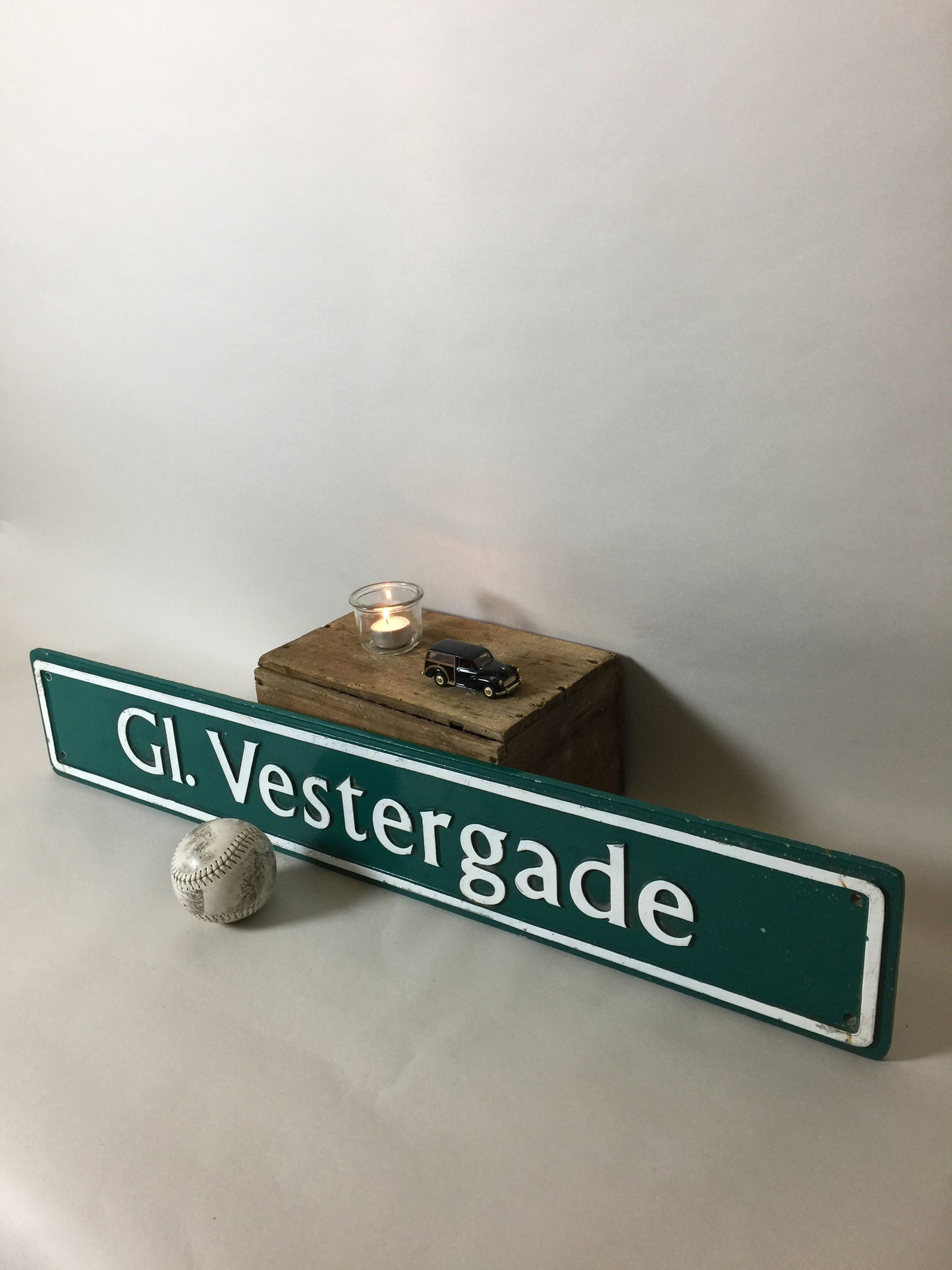 Slingrer ned ad Vestergade - Fint grønt vejskilt