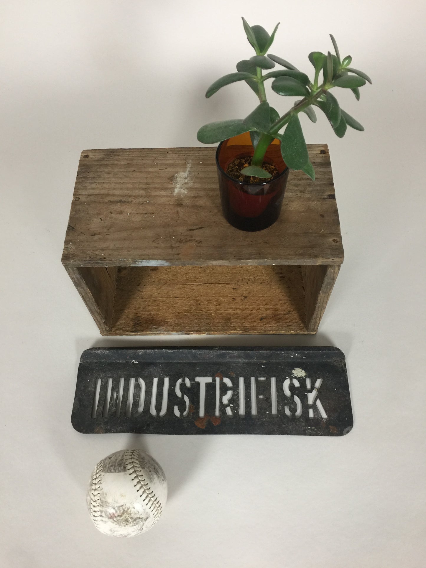 Skilt af den meget rå og industrielle slags