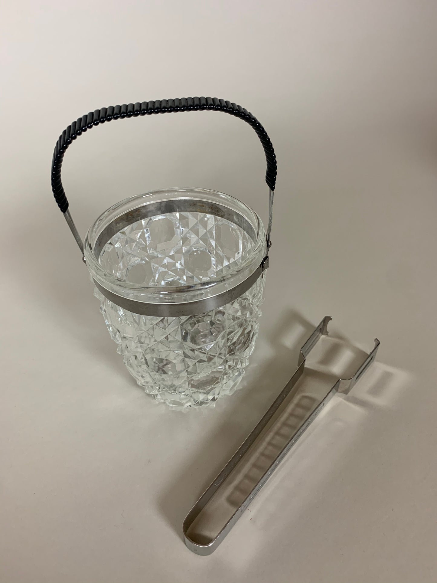 Isspand i glas med tang