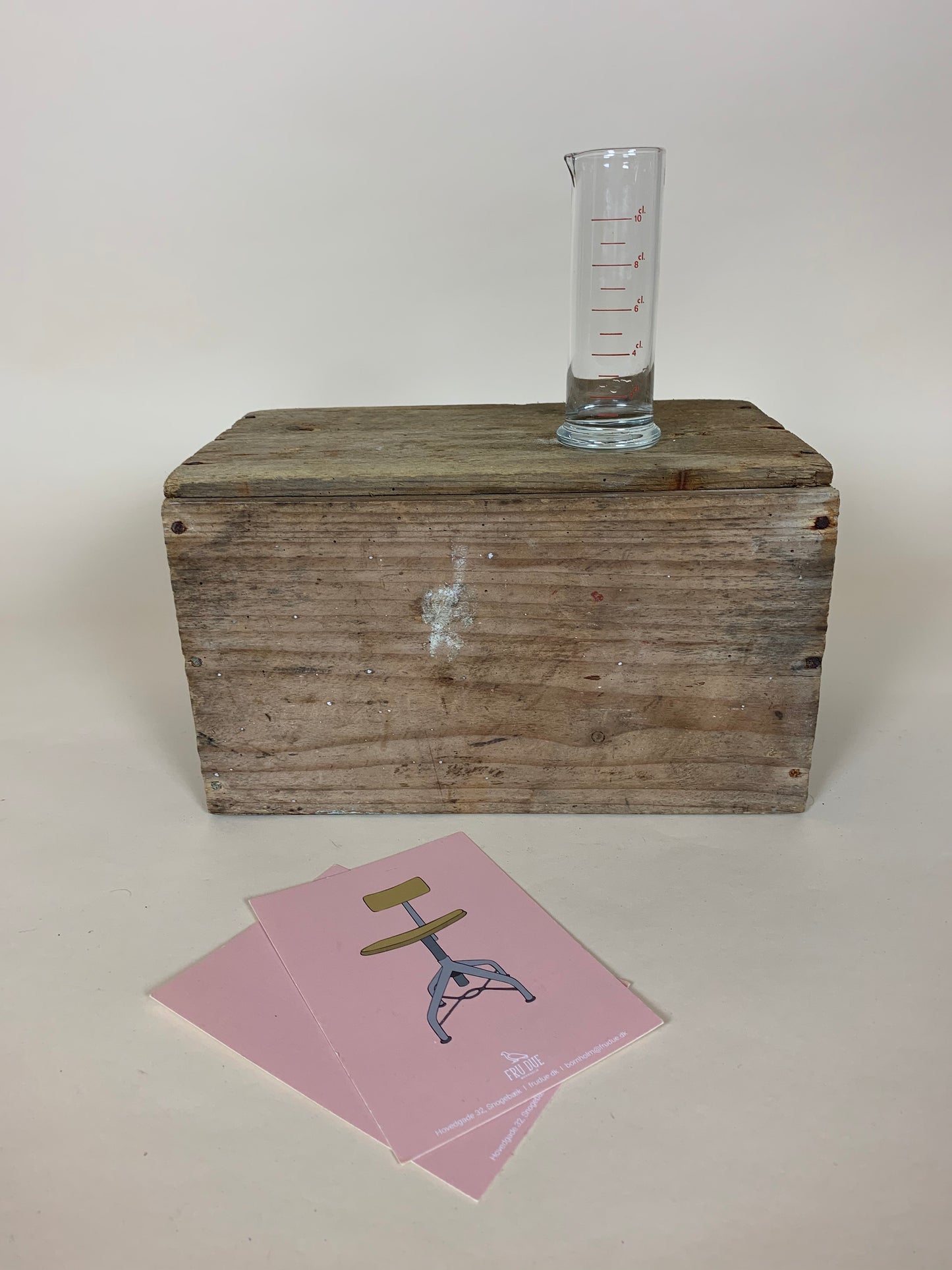 Laboratorieglas med rød skrift