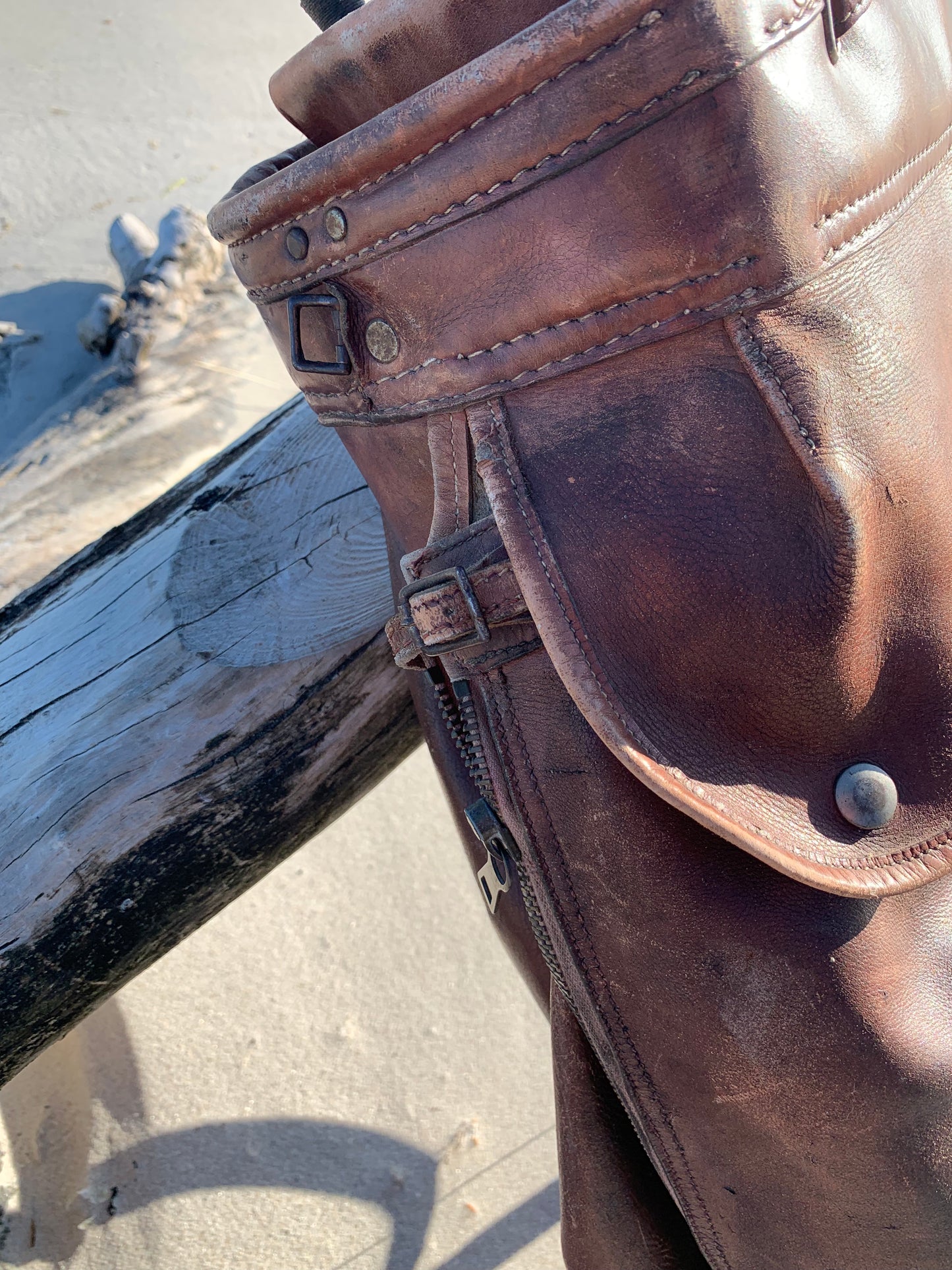 Gammel golfbag i læder med to gamle køller