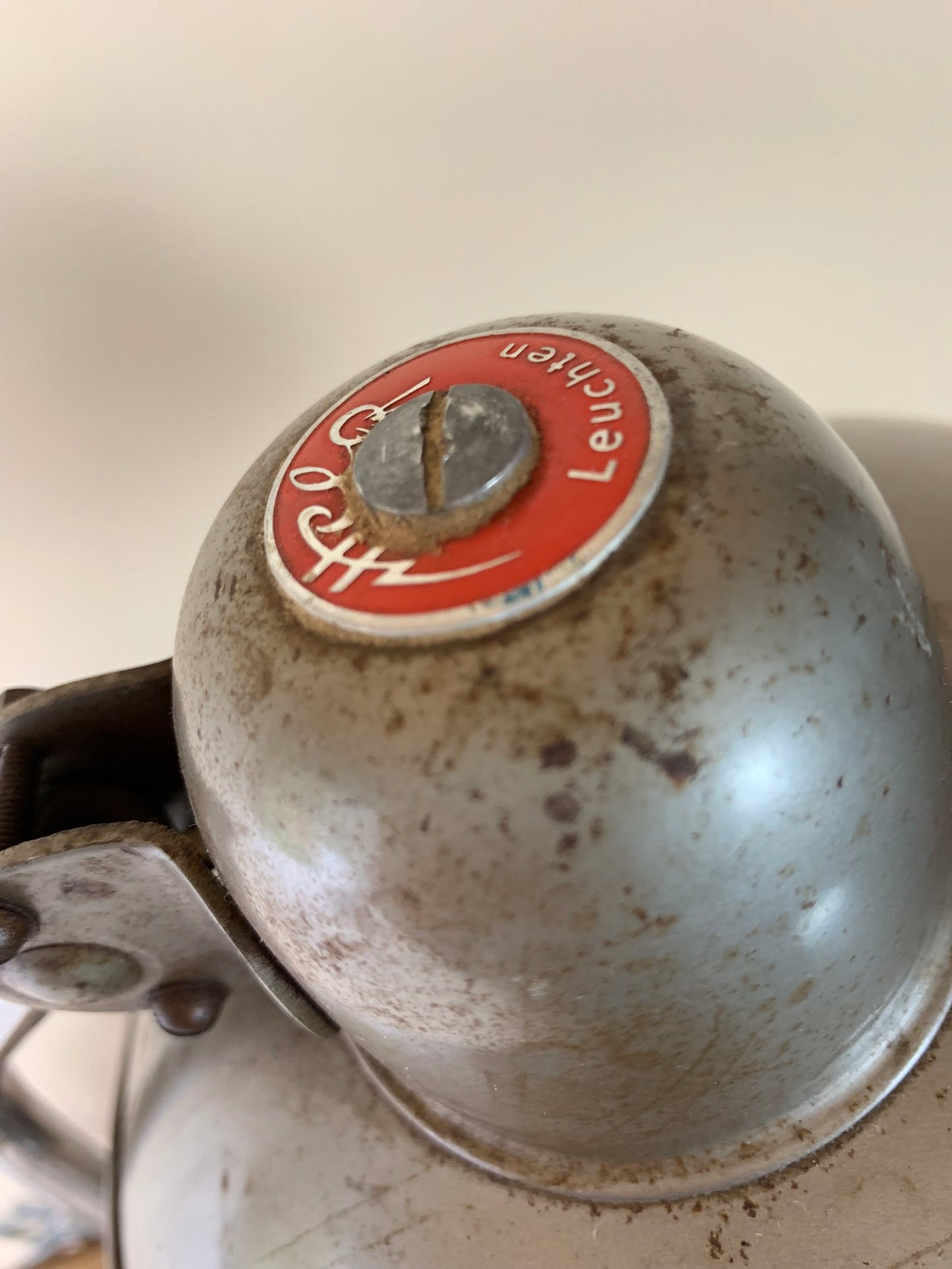 Helo bordlampe med masser af skøn patina