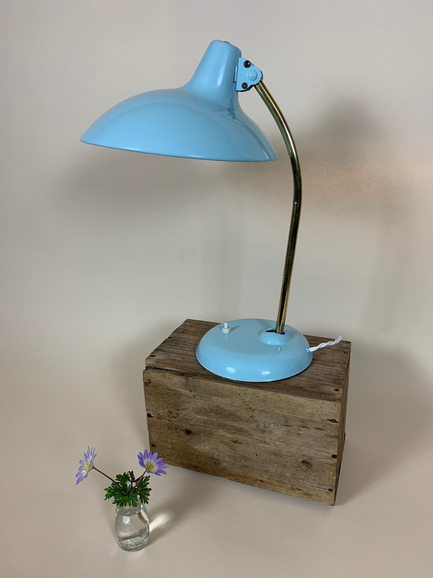 Christian Dell lampe 6786 i lyseblå med messingarm