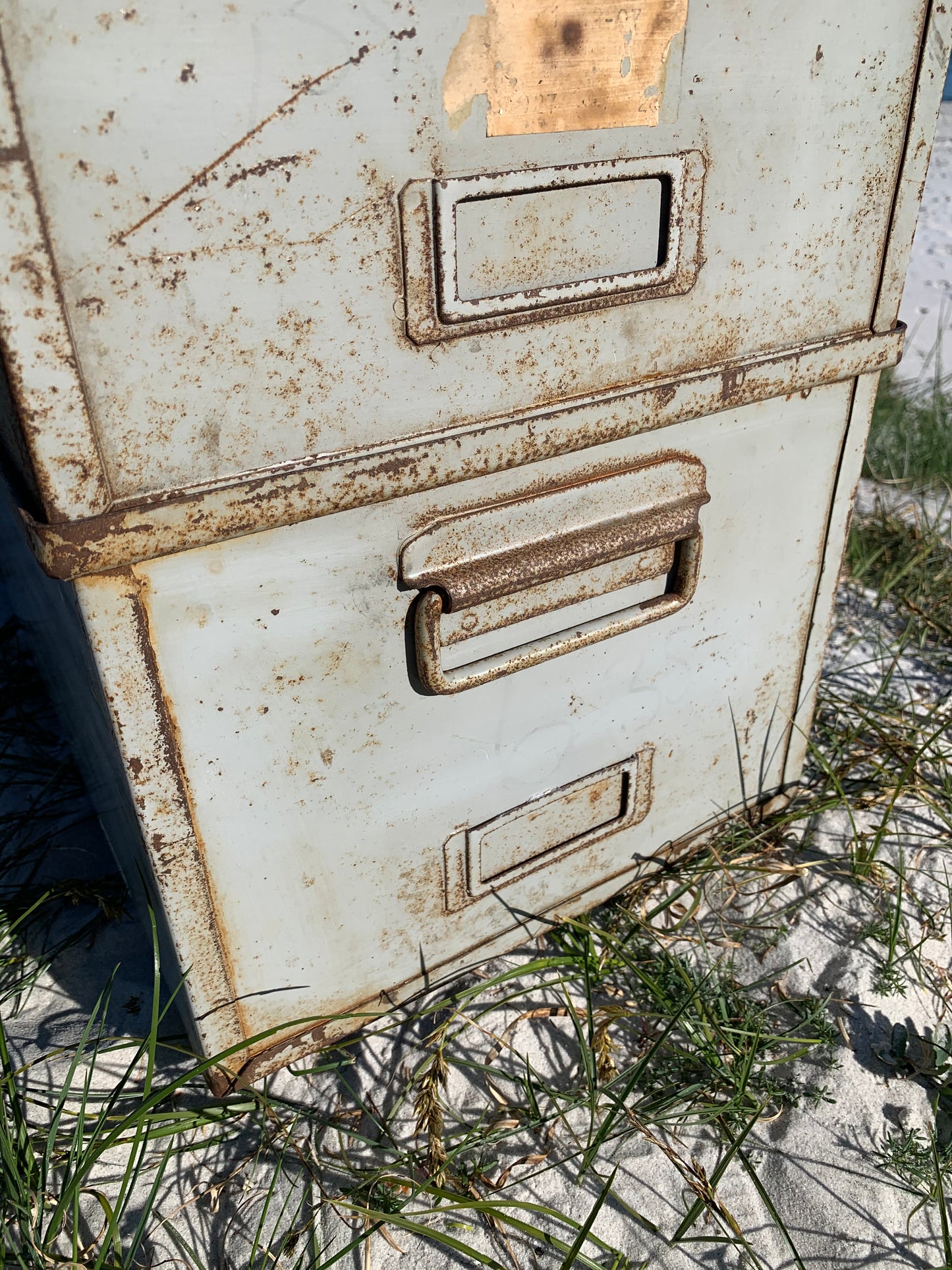 Grå metalkasse med masser af lækker patina