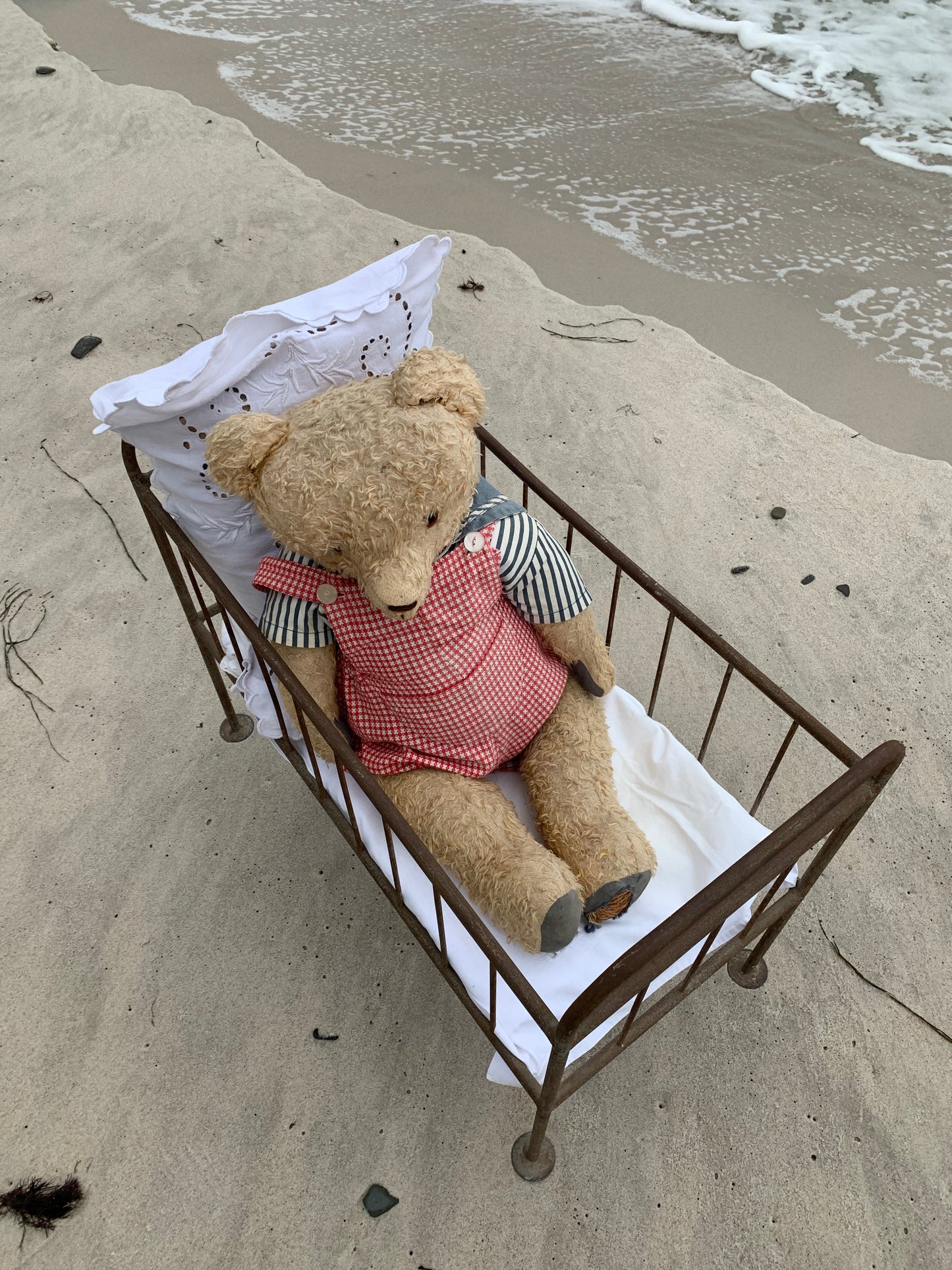 Skøn gammel bamse med seng - fra Frankrig