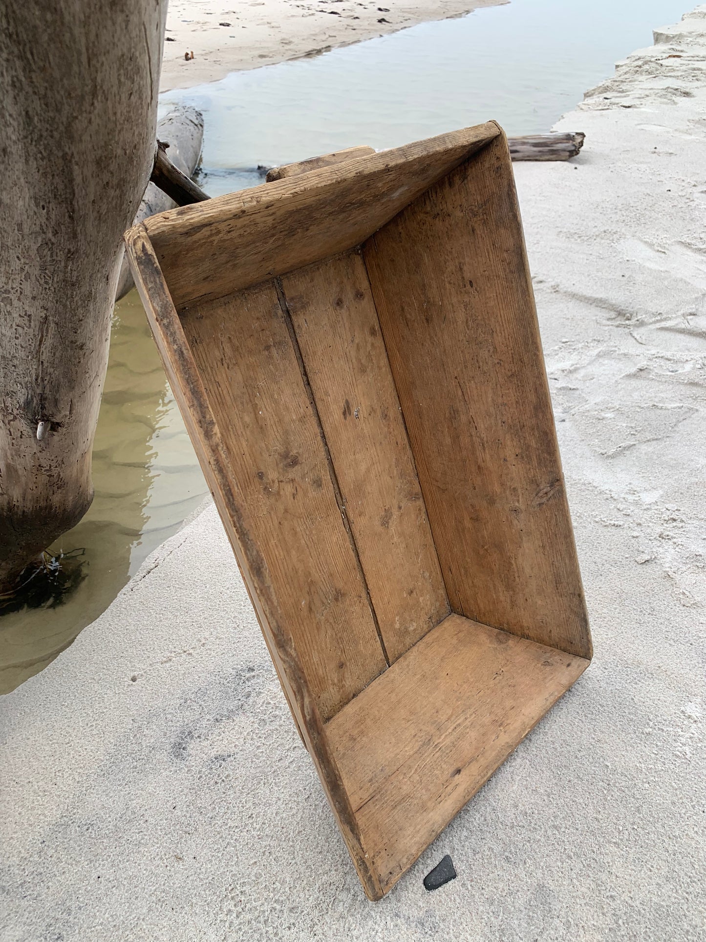 Trug i træ med greb
