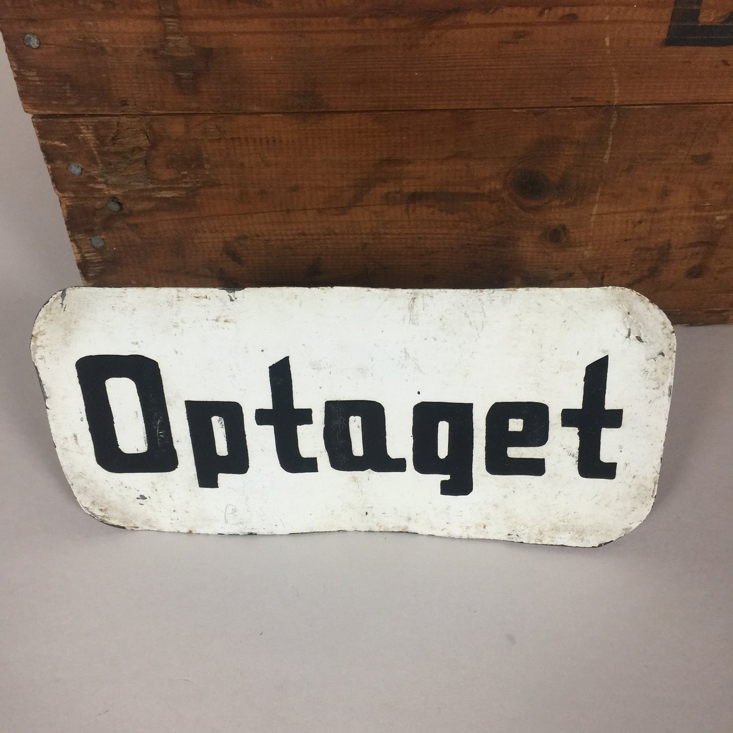 Gammelt og råt skilt med fin skrifttype