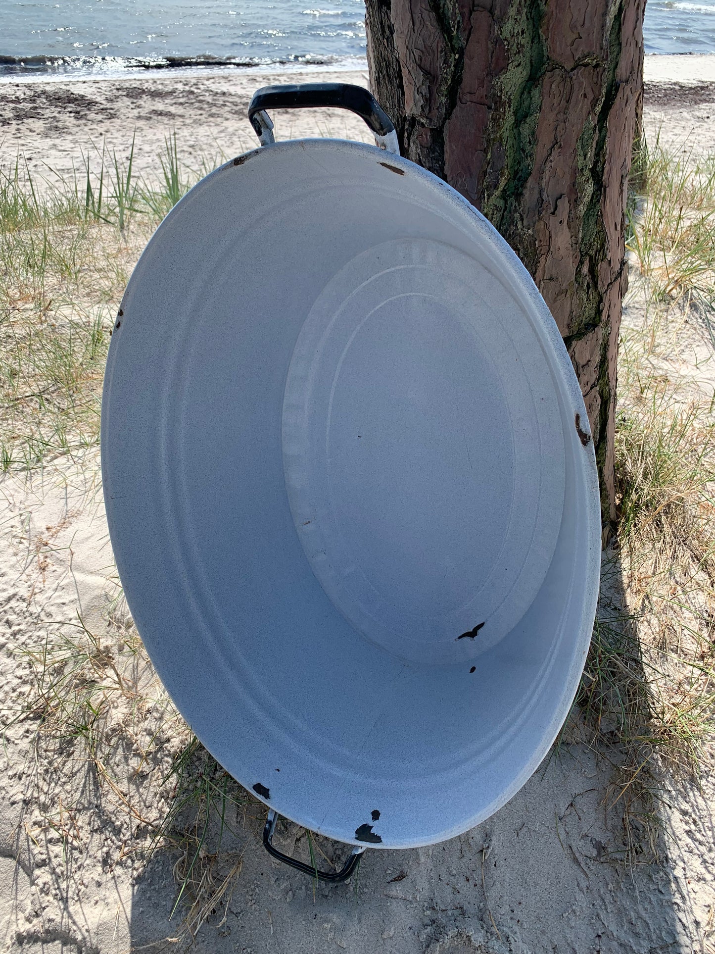 Stor balje i lysegrå emalje