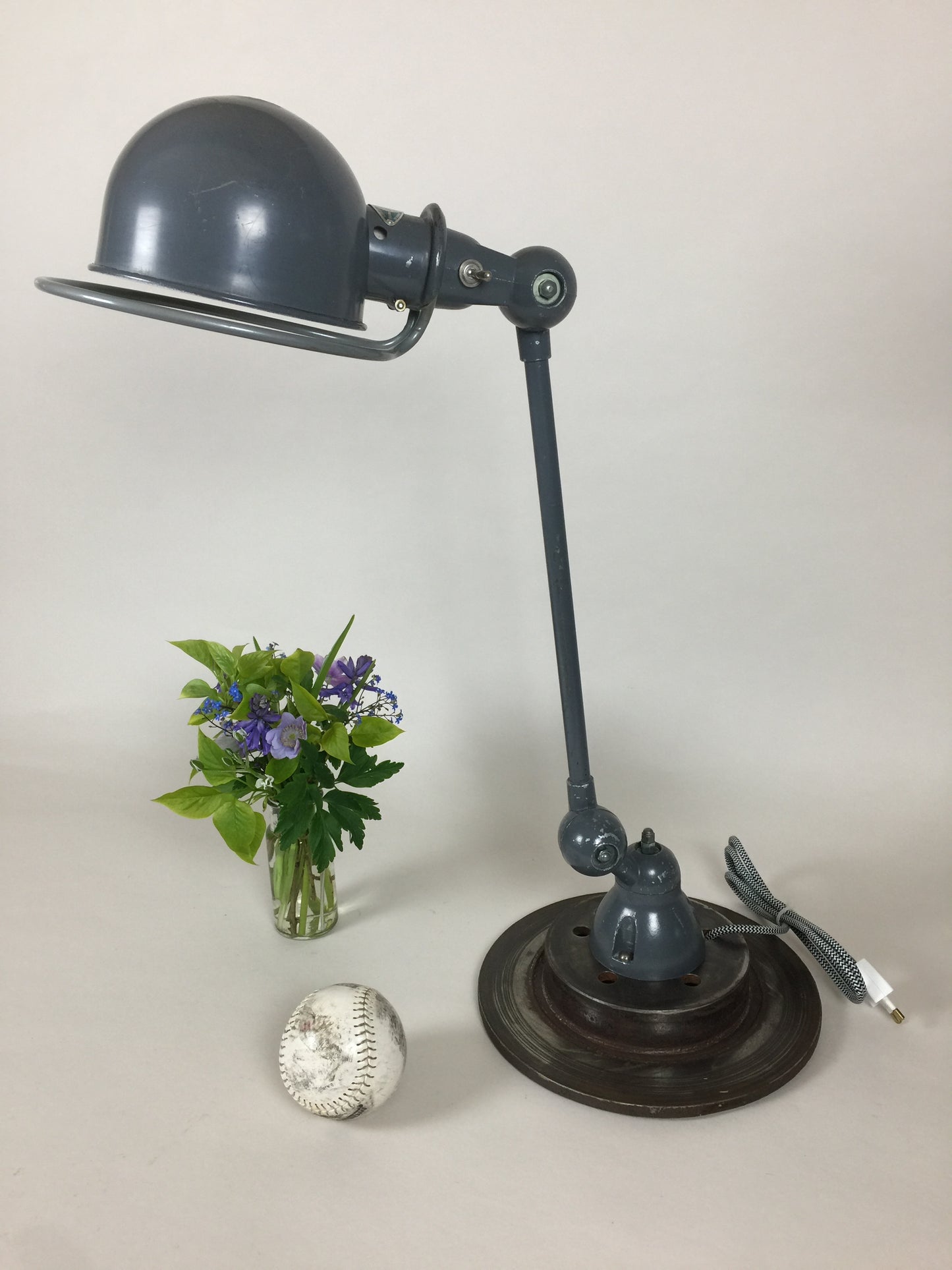 Jieldé bordlampe i grå med tænd/sluk kontakt