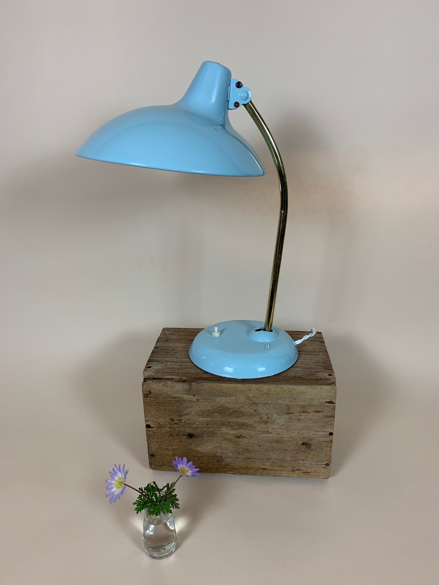 Christian Dell lampe 6786 i lyseblå med messingarm