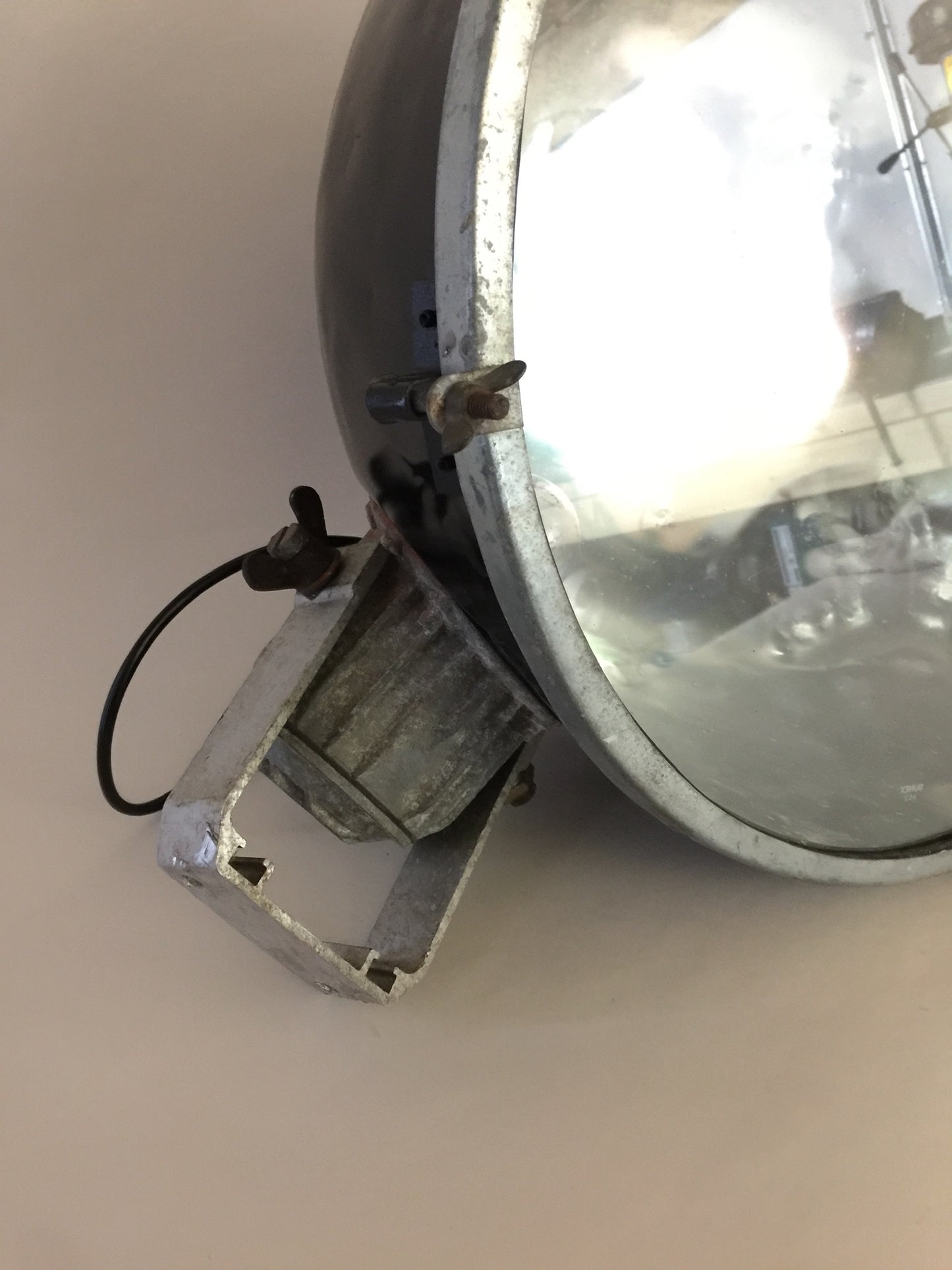 Meget stor og meget rå industri lampe