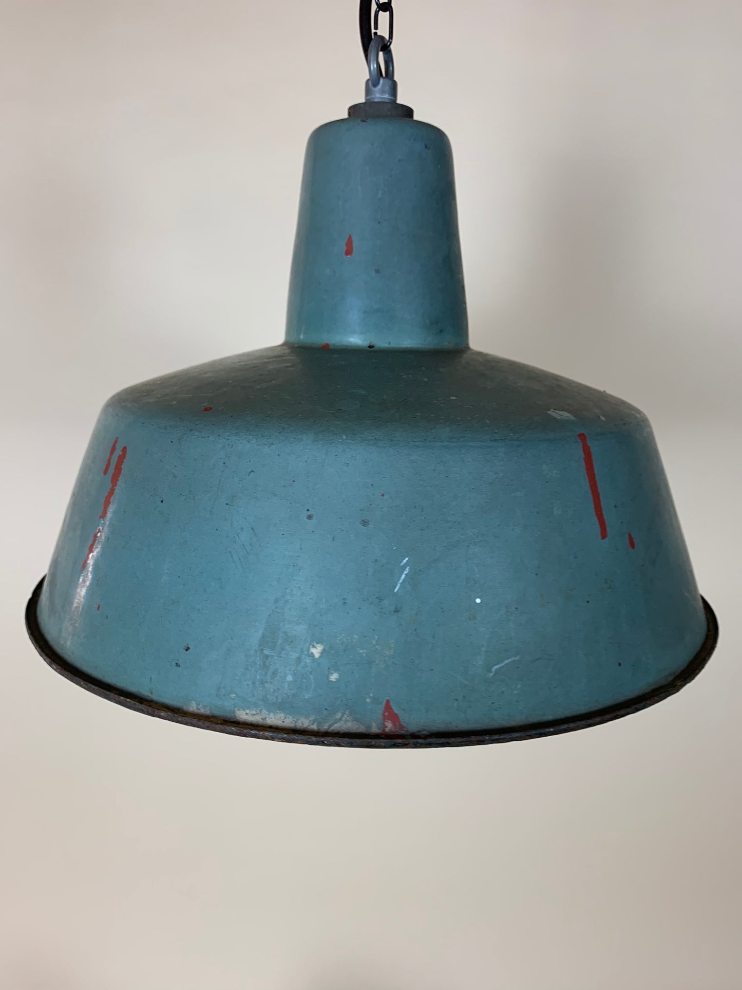 Lampe i støvet blå med masser af patina