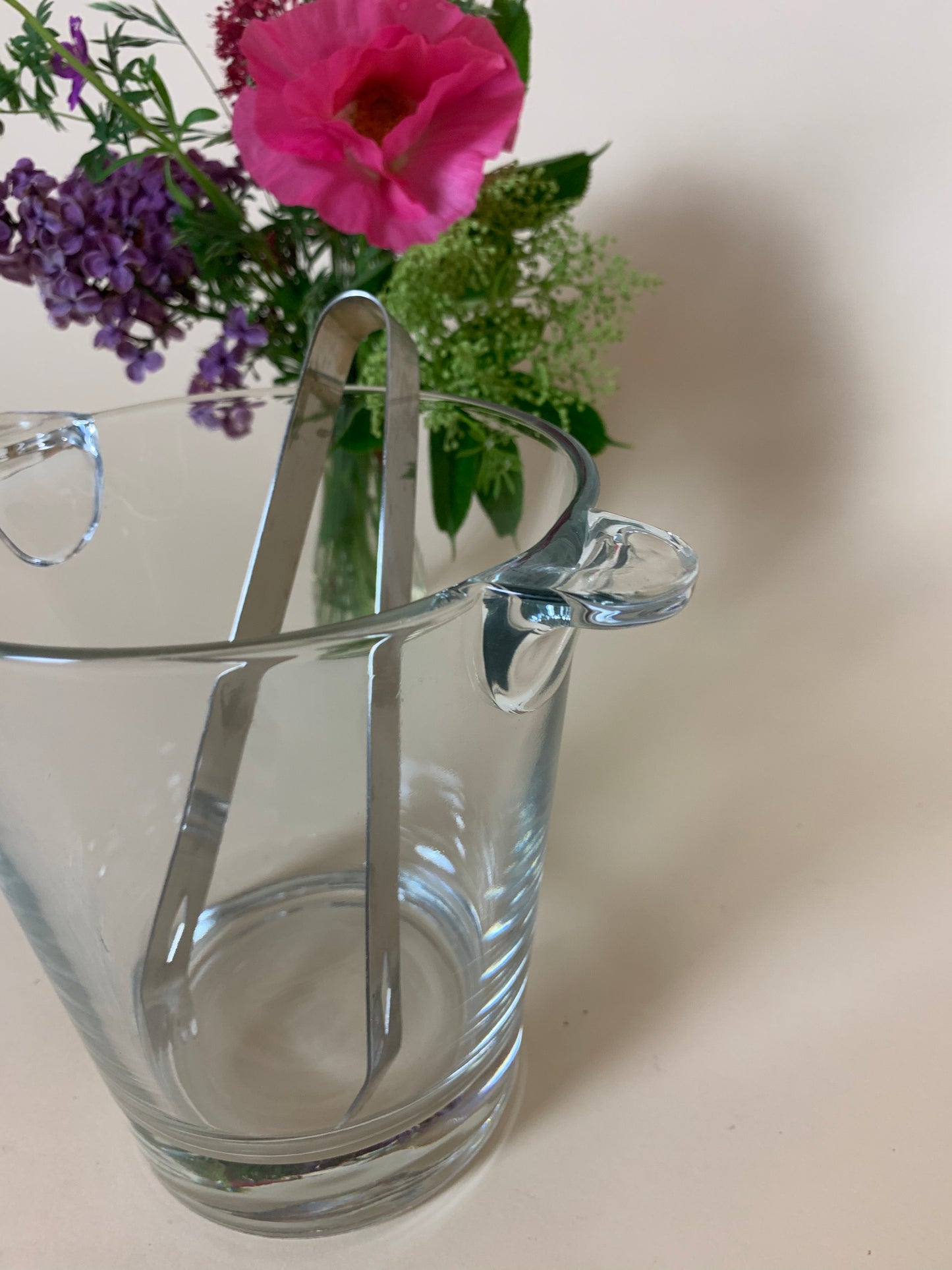 Isspand i glat glas med tang