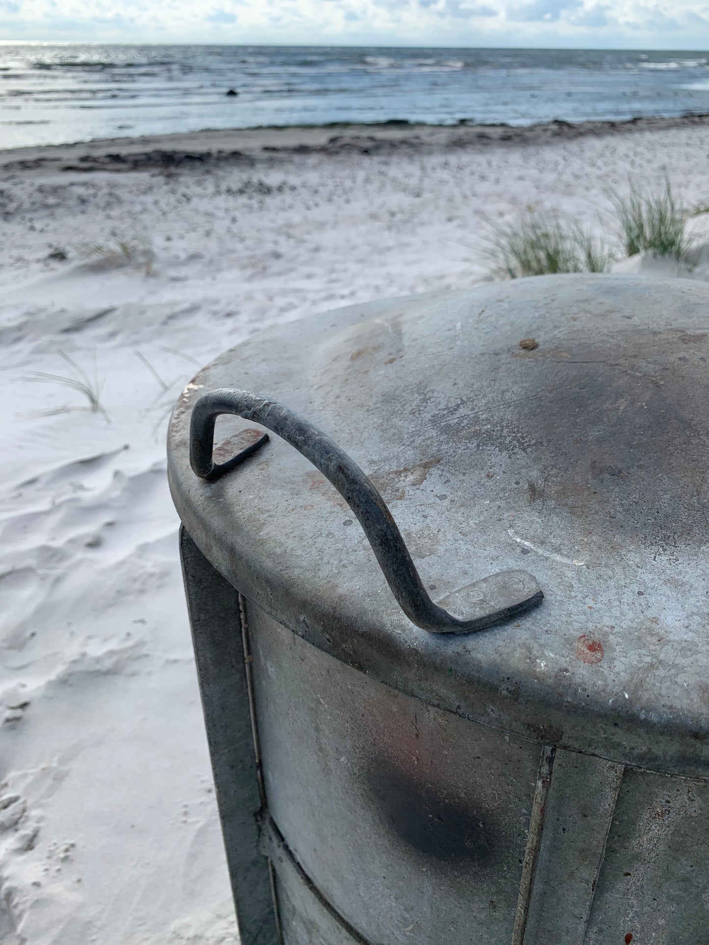 Stor og rå zinkspand med låg