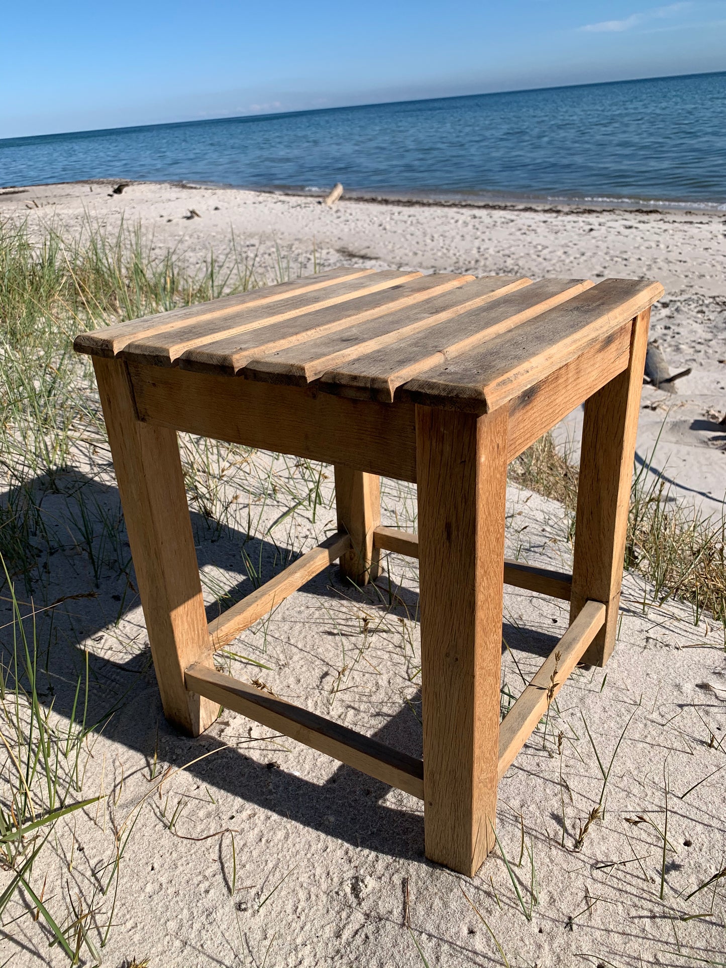 Taburet i træ med tremmesæde