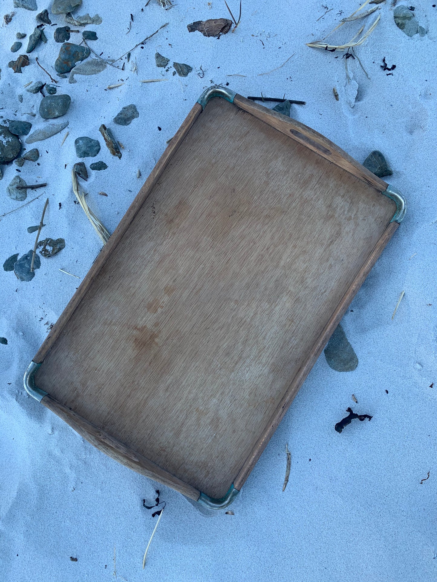Bakke i træ med lækre detaljer