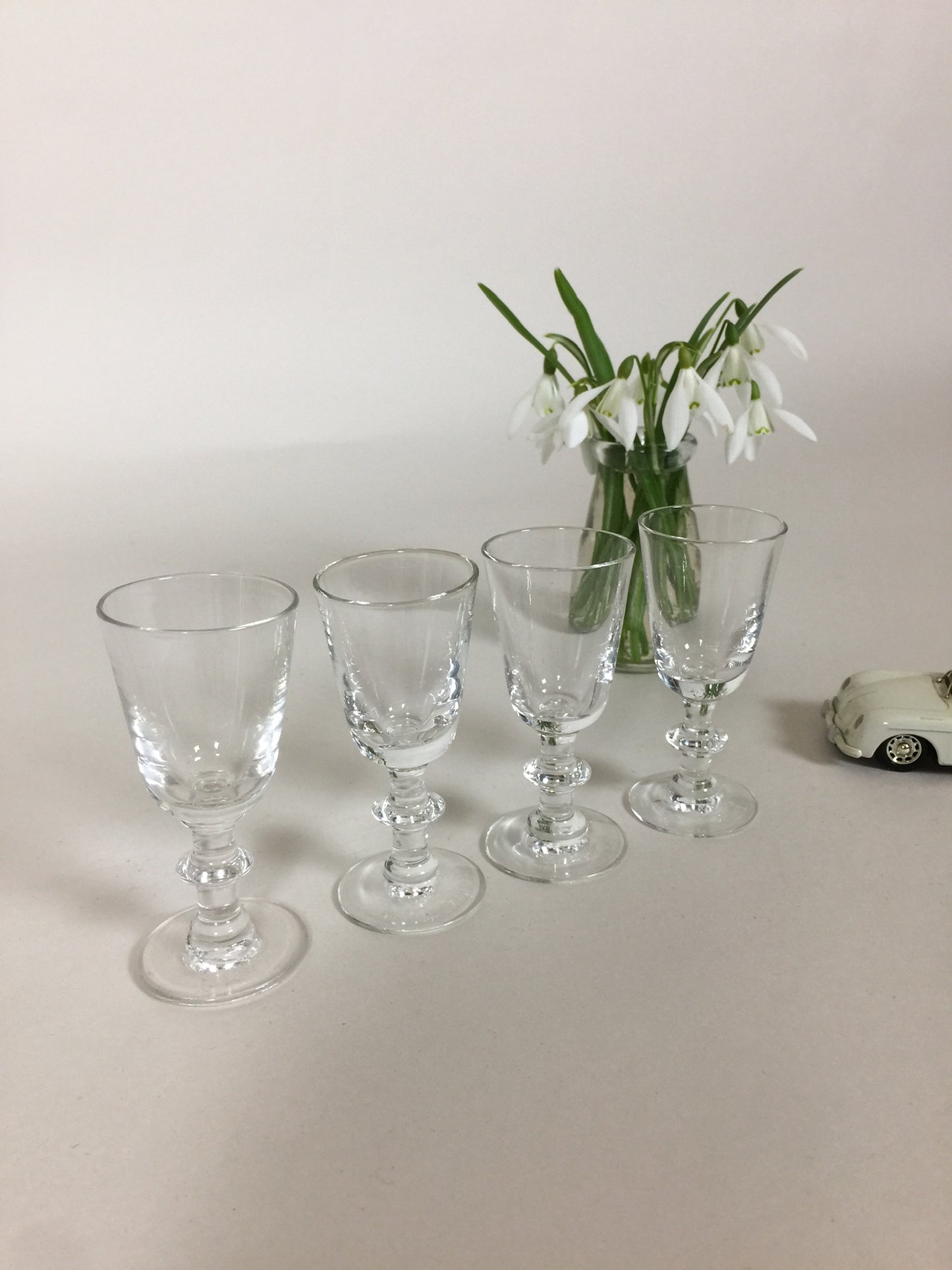Små smukke glas (4 stk. sælges samlet)