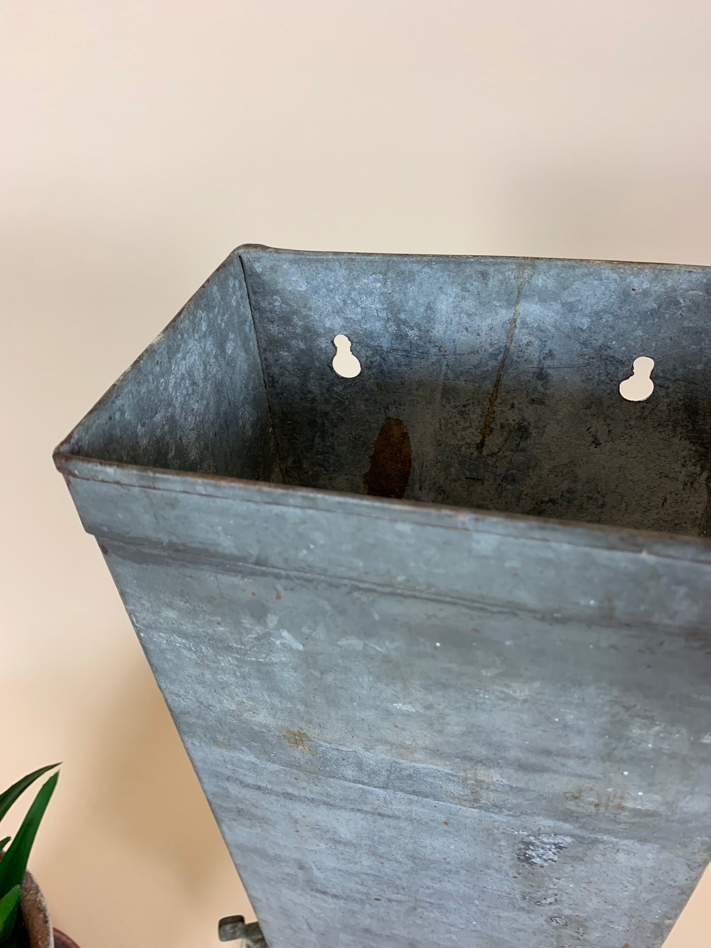 Sjov og rå beholder til opbevaring