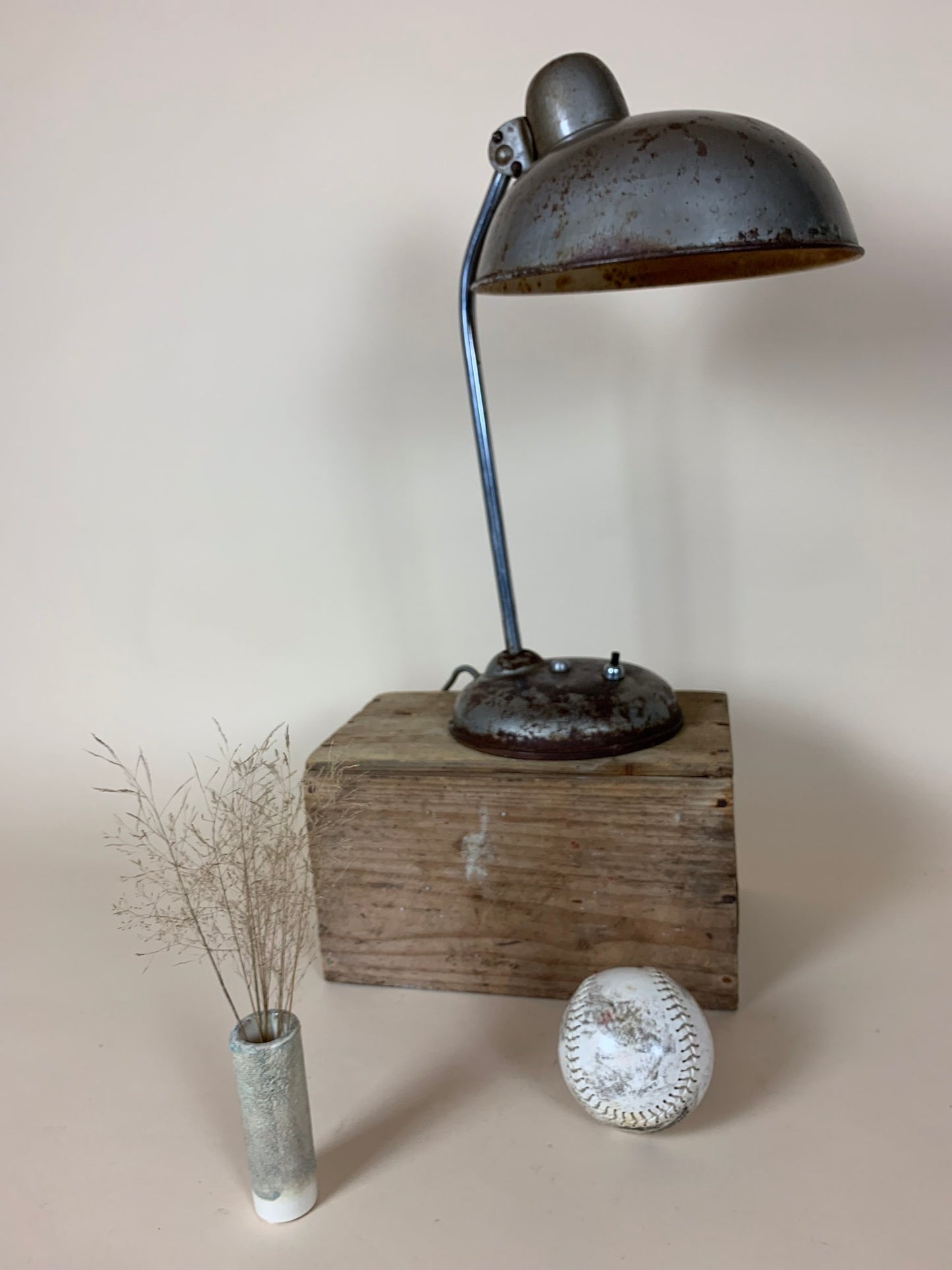 Helo bordlampe med masser af skøn patina