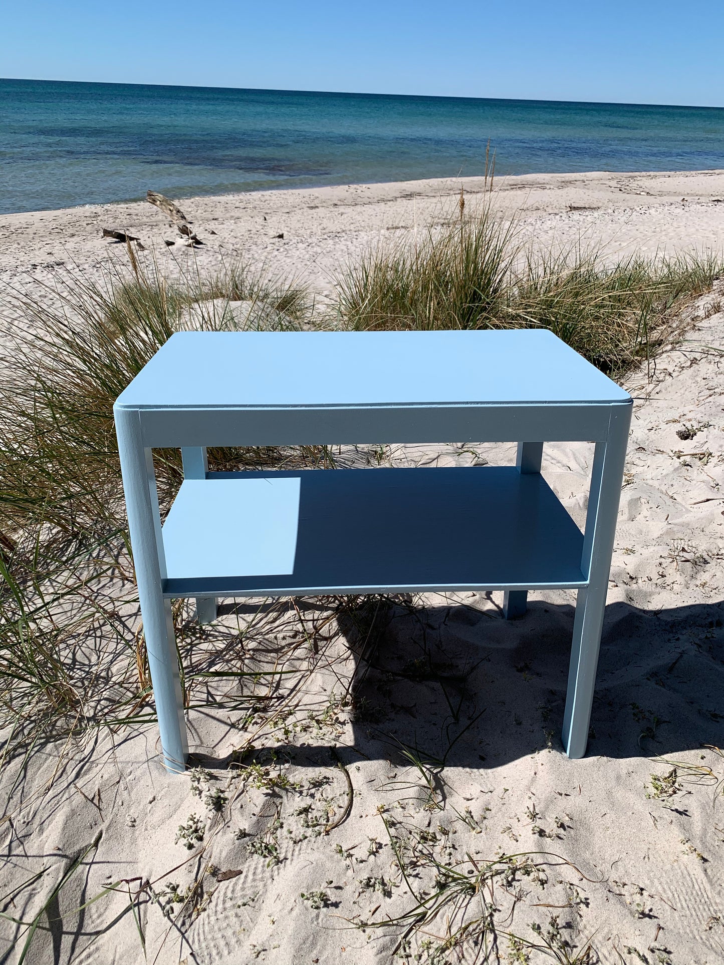 Bord i lyseblå med hylde