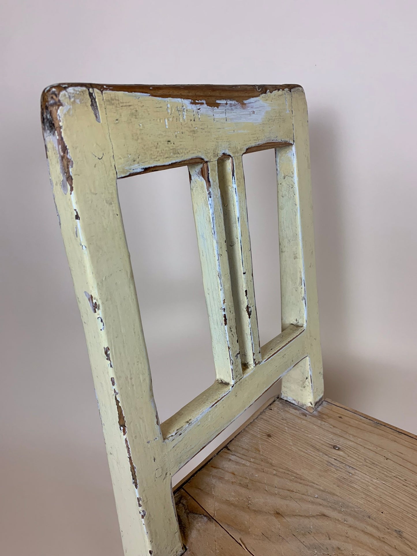 Fin barnestol med den lækreste patina