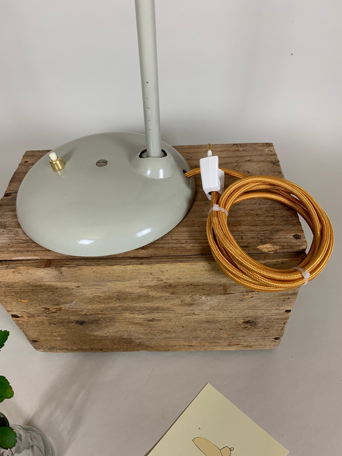 Grå Hala bordlampe med skønne bløde linier