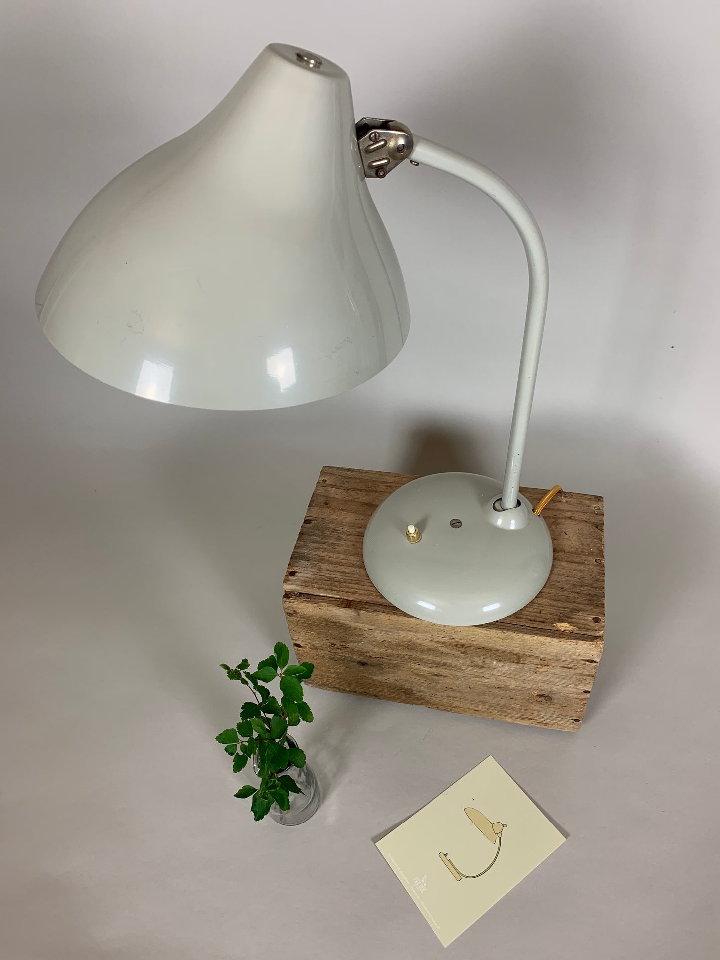 Grå Hala bordlampe med skønne bløde linier