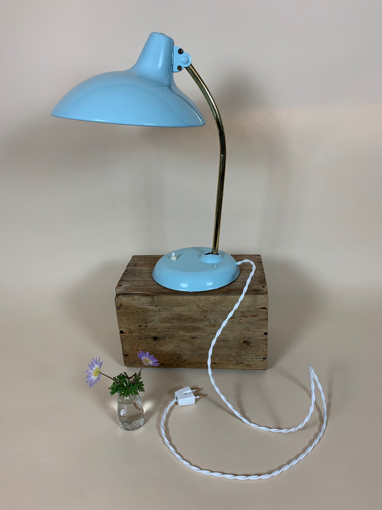 Christian Dell lampe 6786 i lyseblå med messingarm