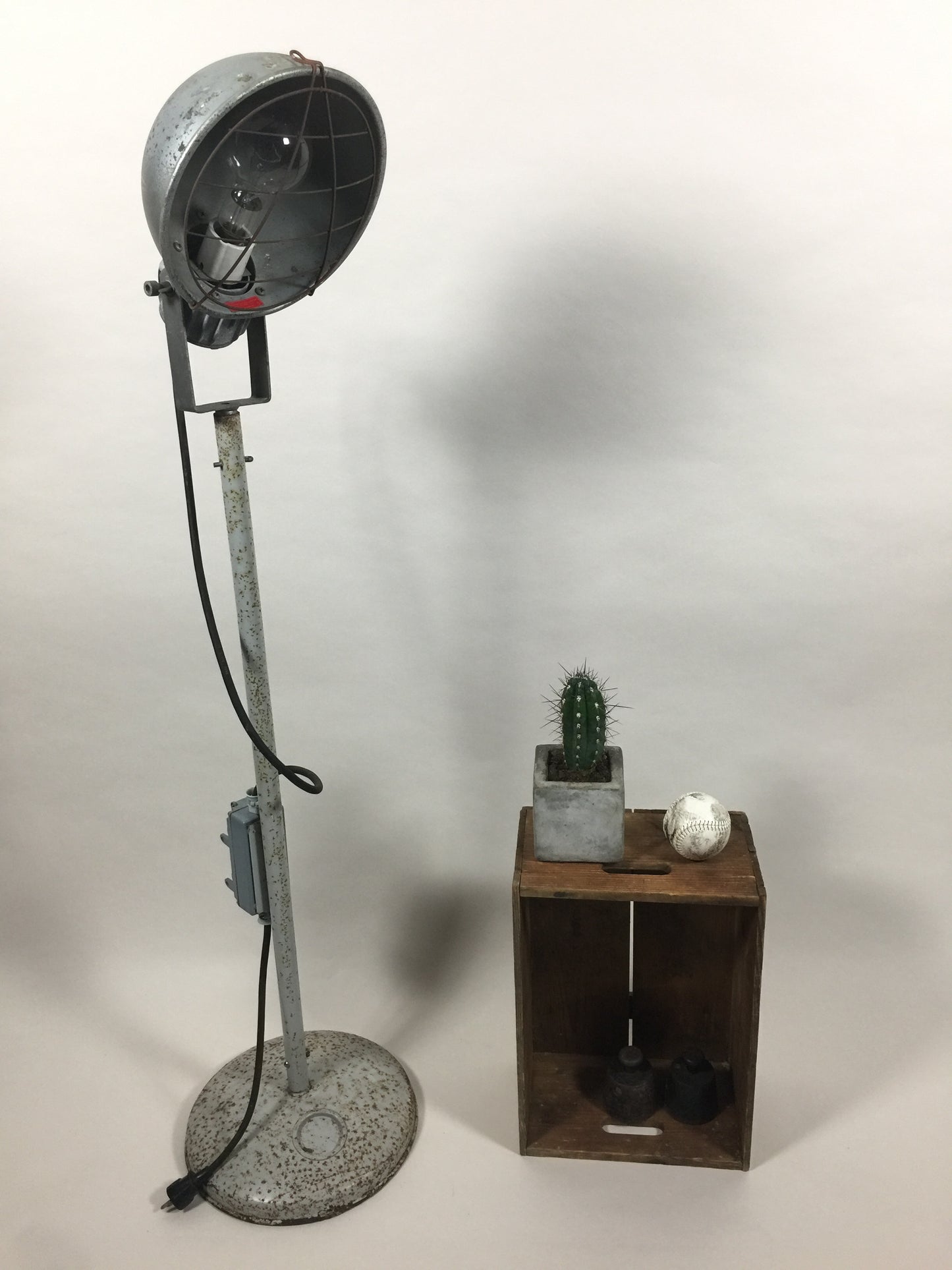 Industriel og rå gulvlampe