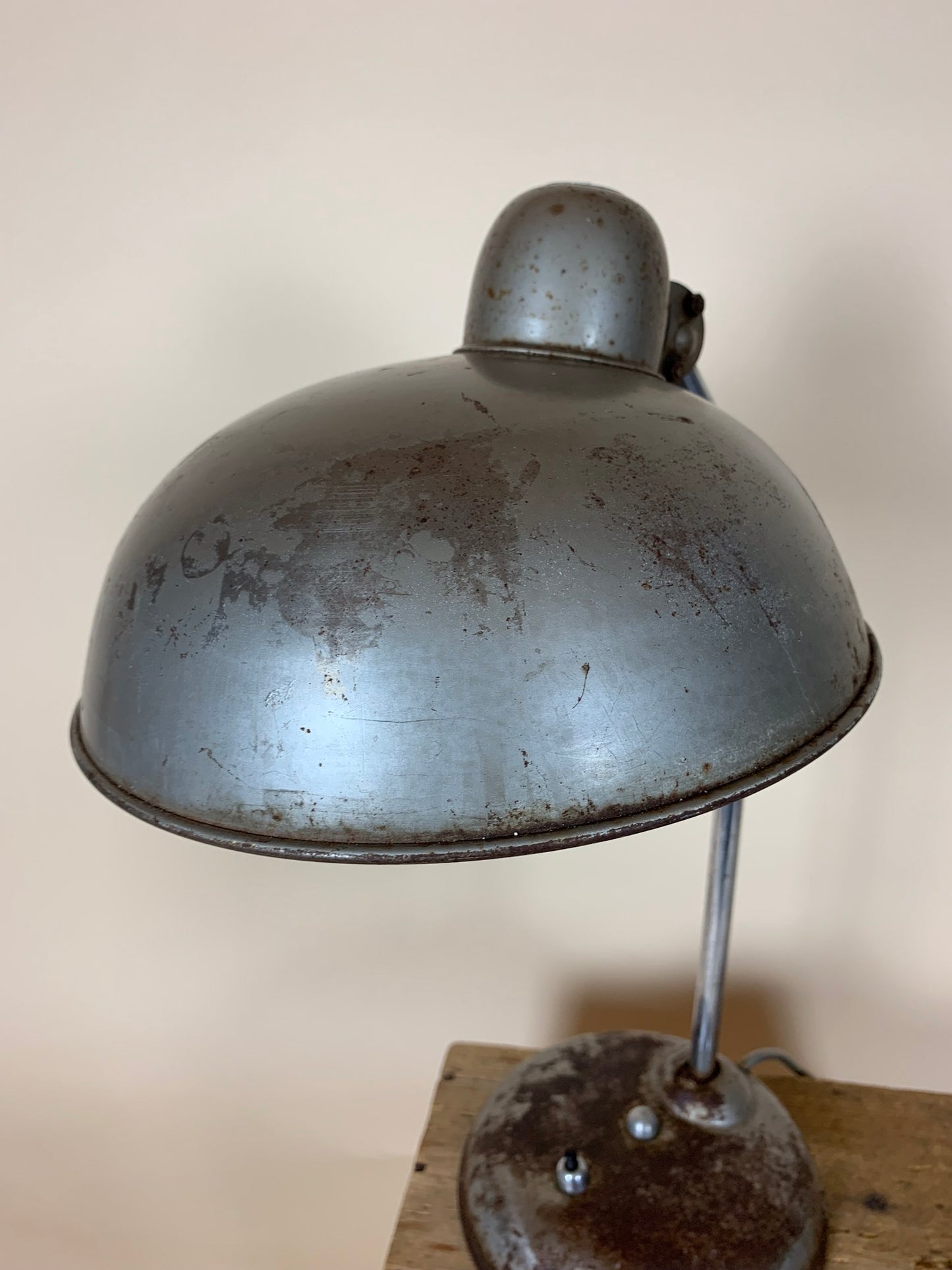Helo bordlampe med masser af skøn patina