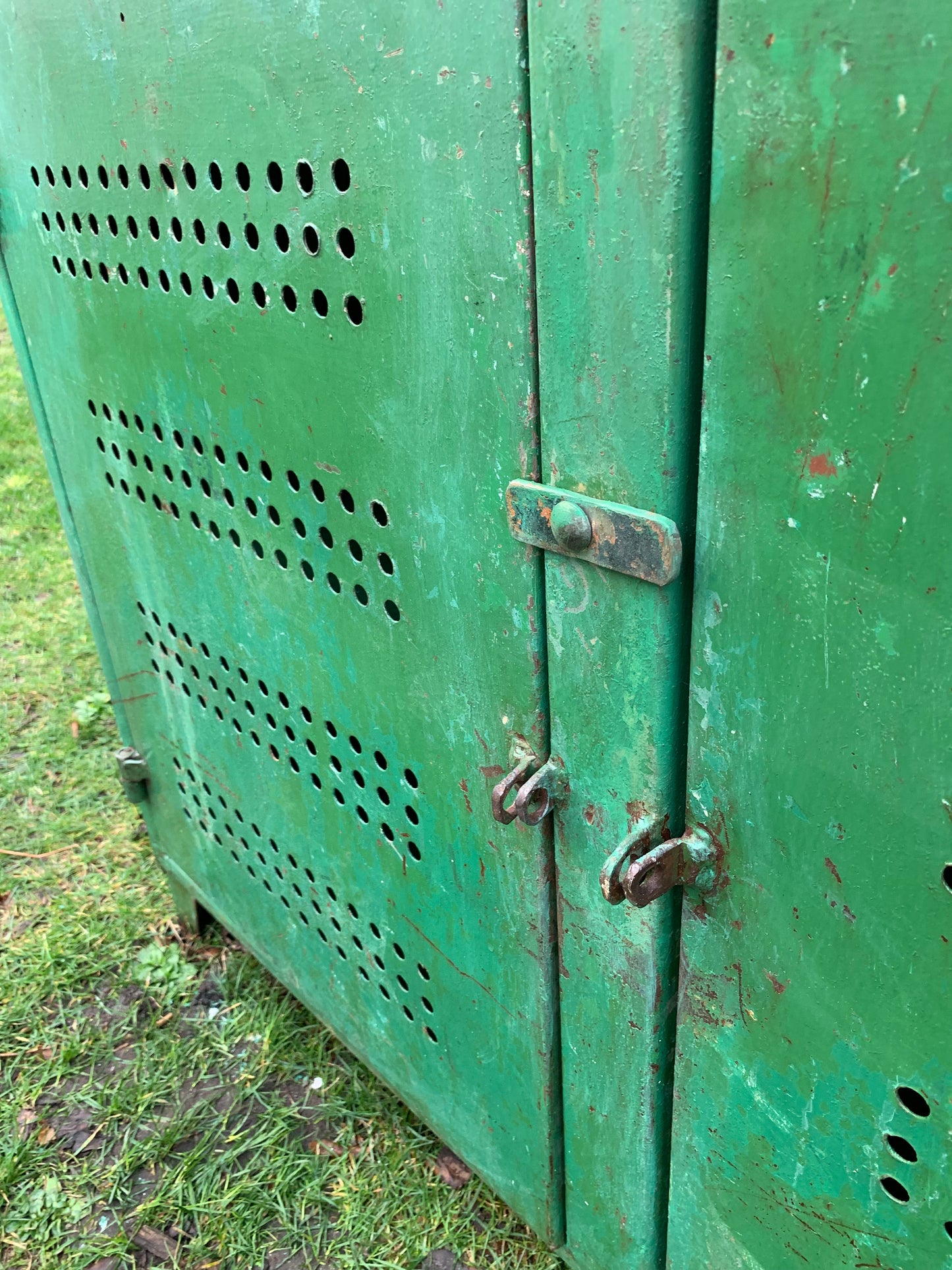 Grønt metalskab/bord med masser af rå charme
