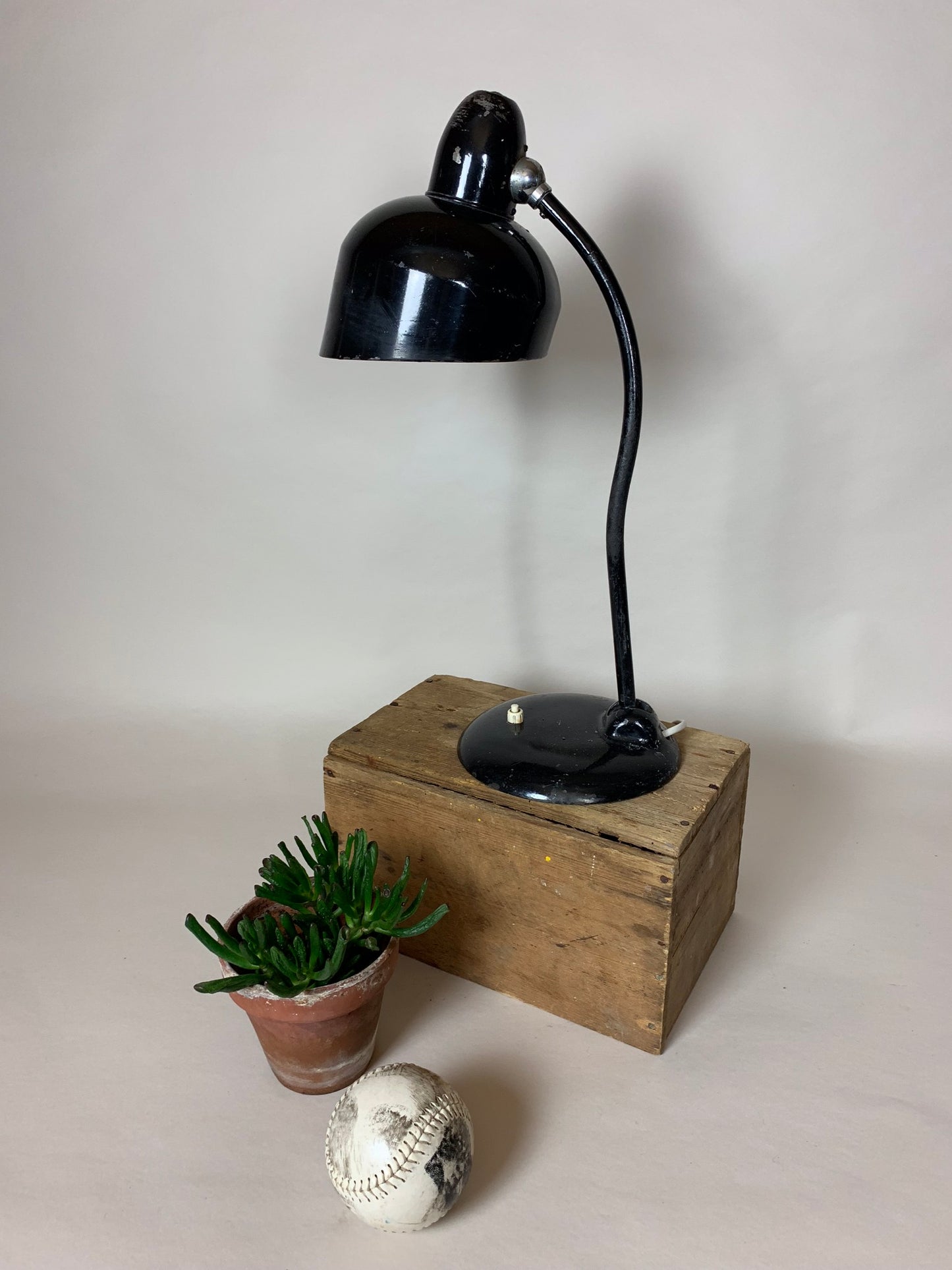 Rå Escolux vintagelampe med patina