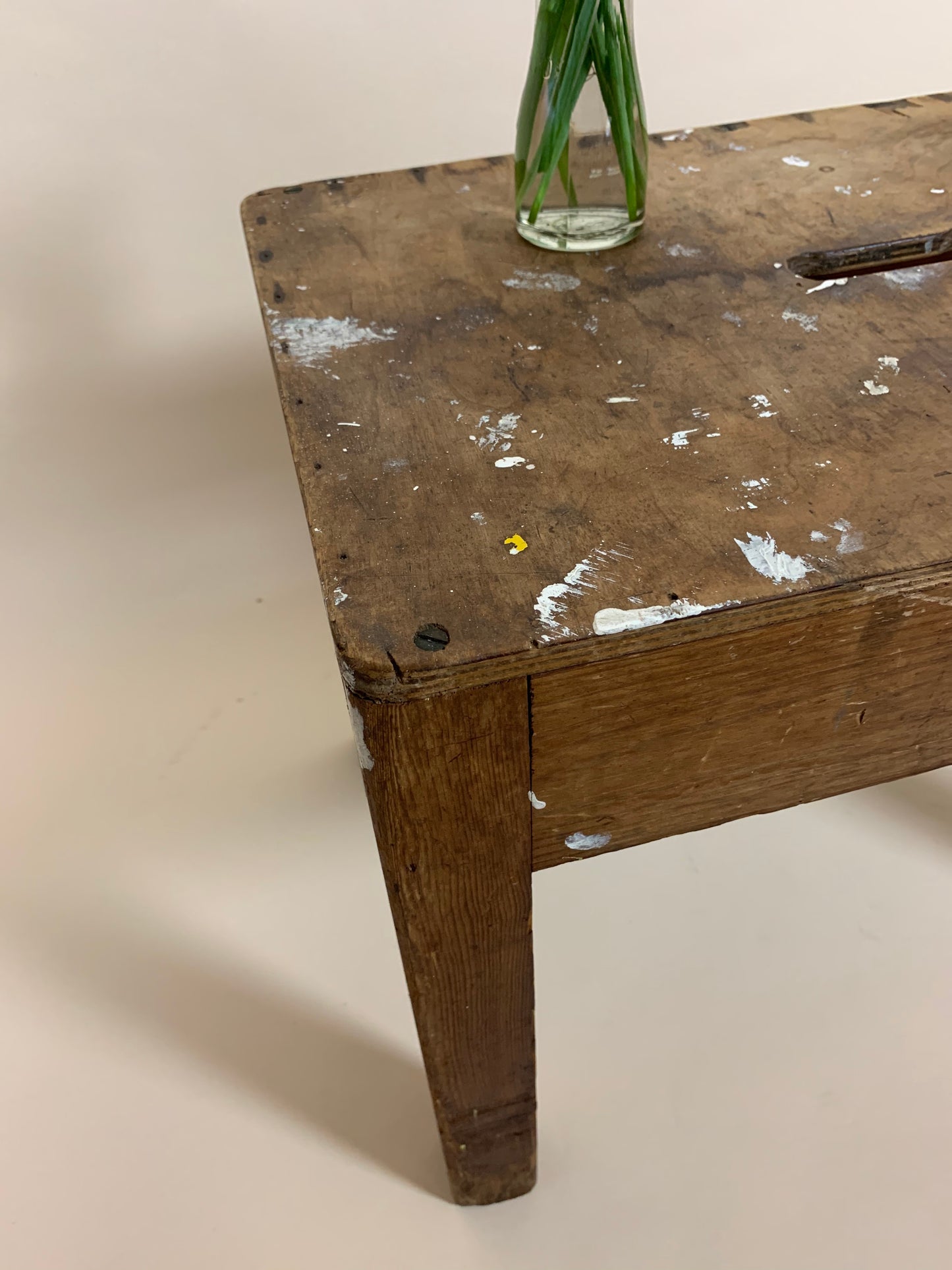 Taburet i træ med masser af patina