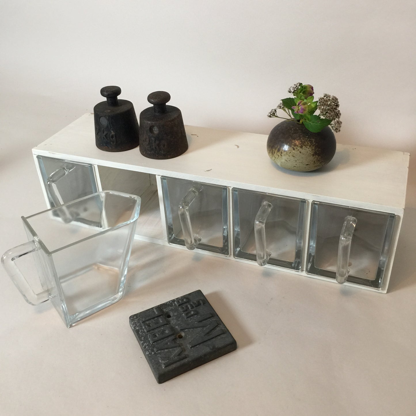 Køkken reol med glasskuffer