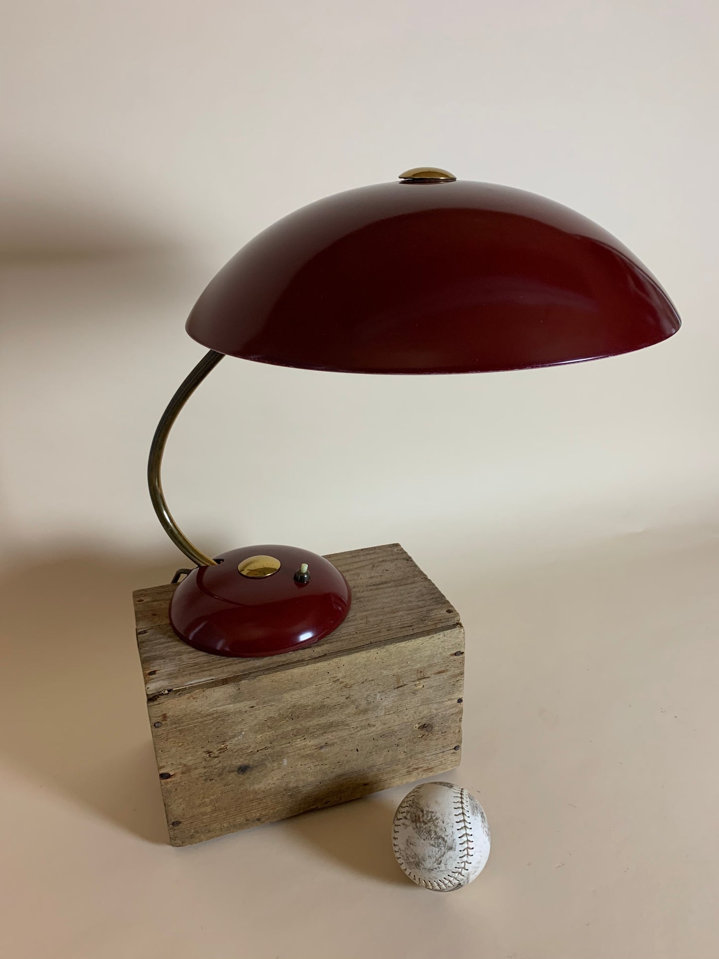 Helo vintagelampe i mørk rød