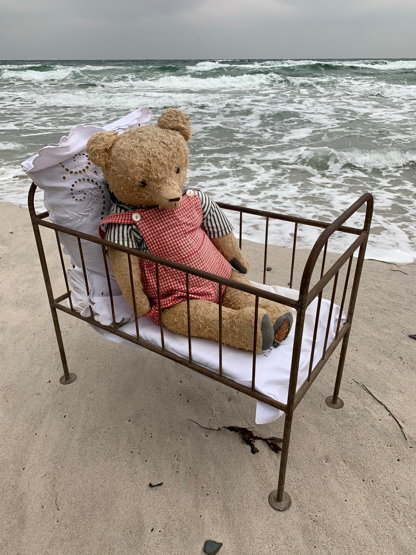 Skøn gammel bamse med seng - fra Frankrig