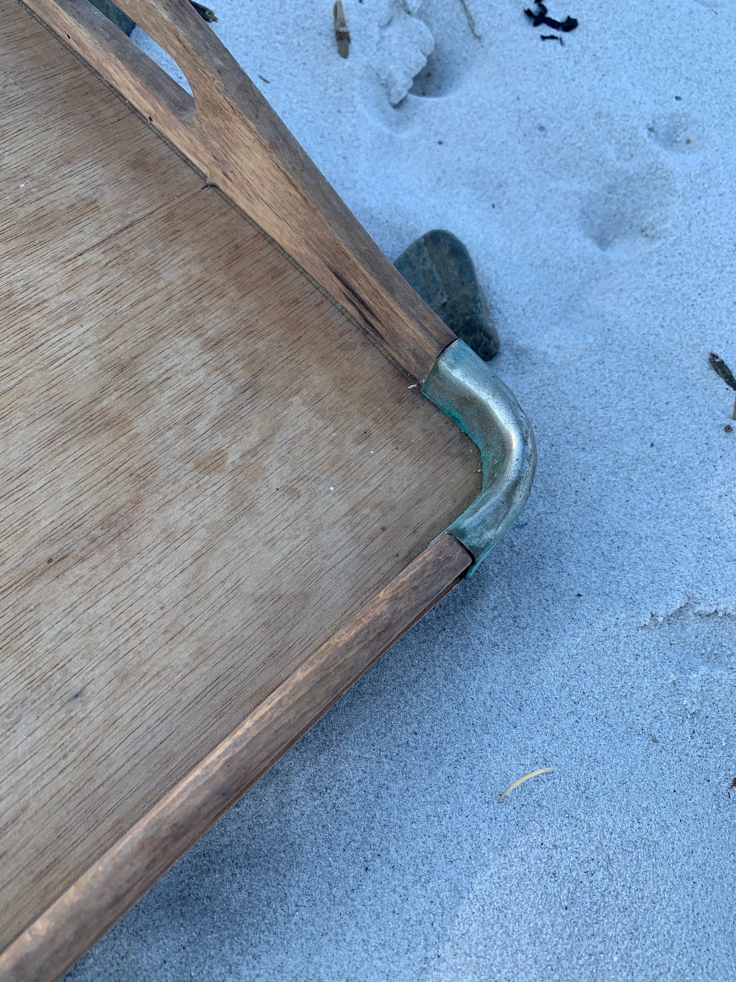 Bakke i træ med lækre detaljer