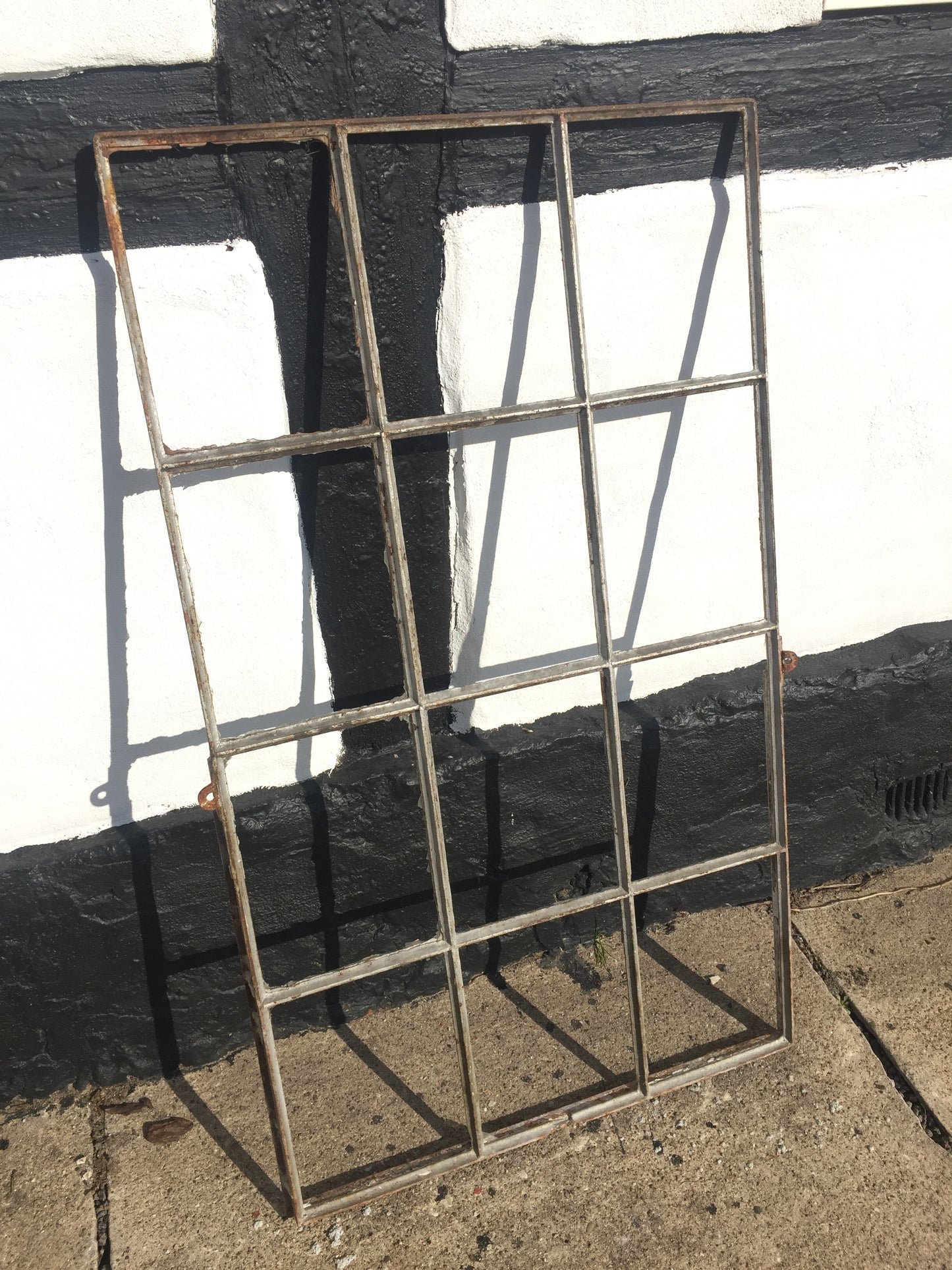 Industrielt vindue fra gammel fabrik (uden glas)