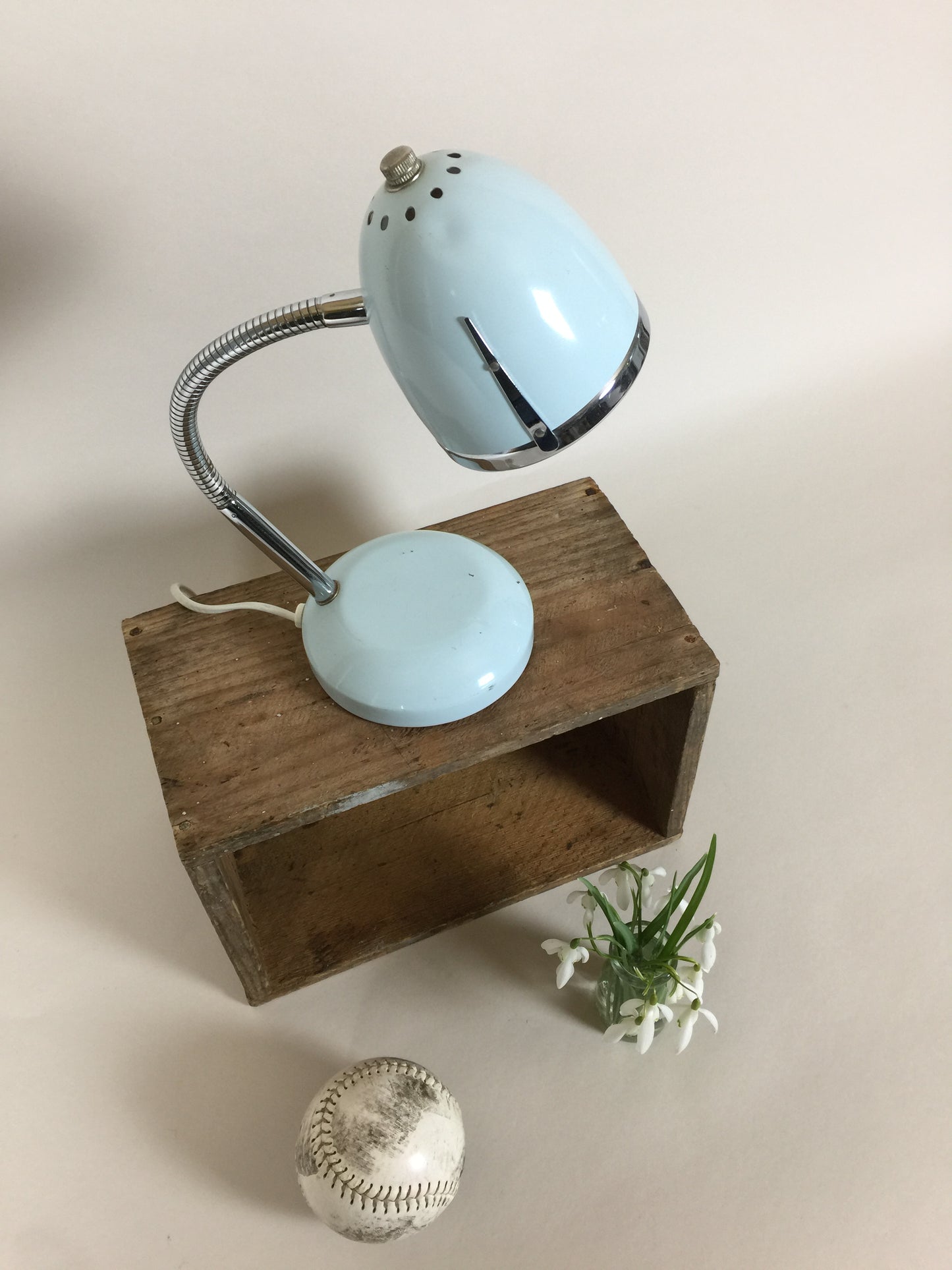 Fin lille lampe med patina