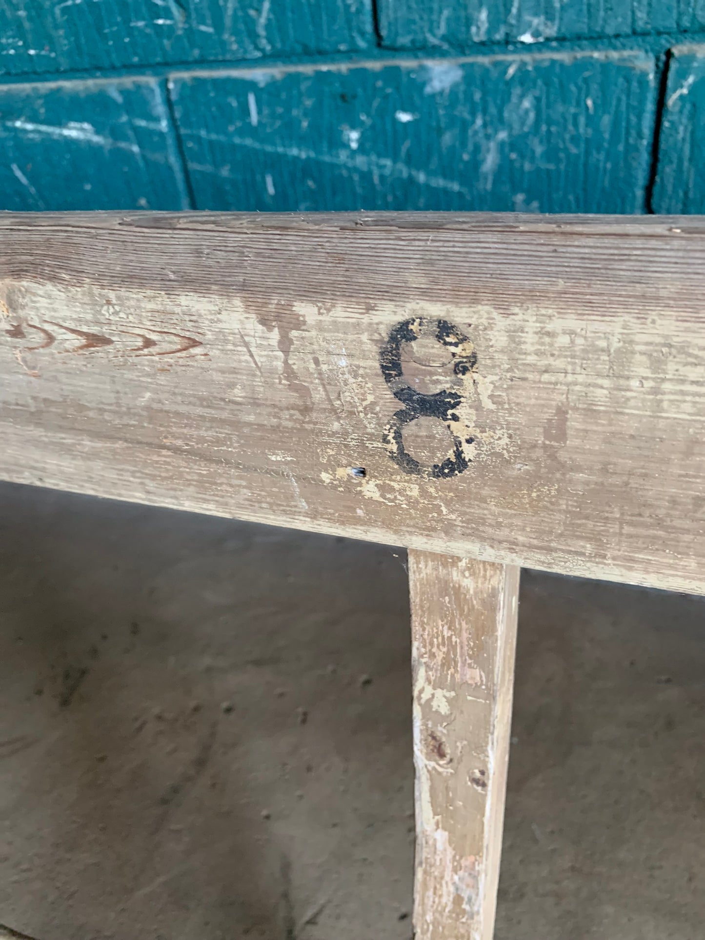 Skøn lang bænk med fine detaljer - kommer fra et hotel på Bornholm