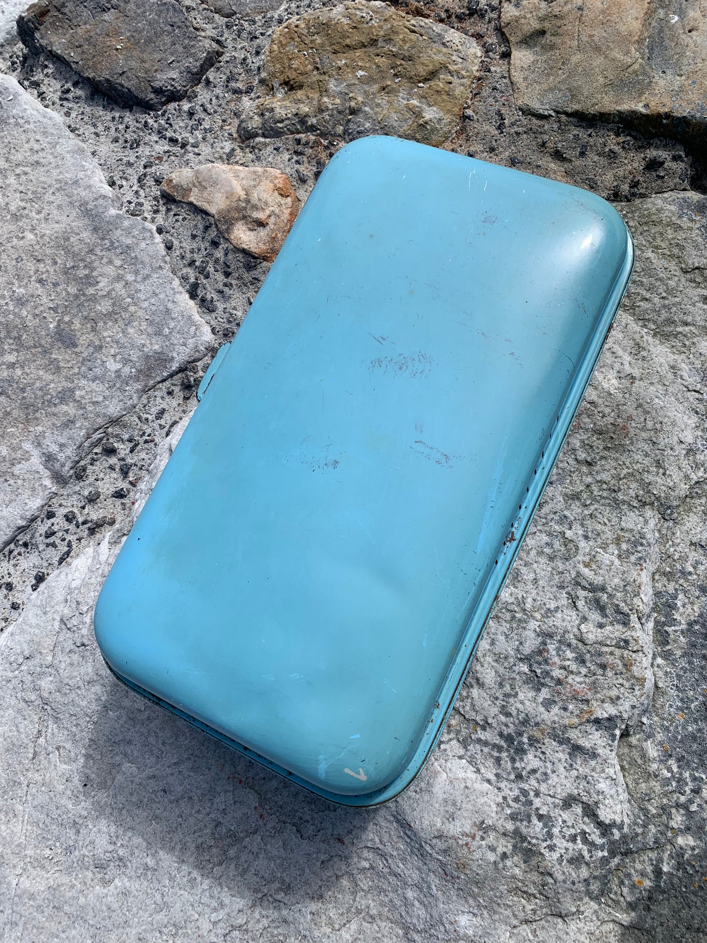 Metalkasse med låg
