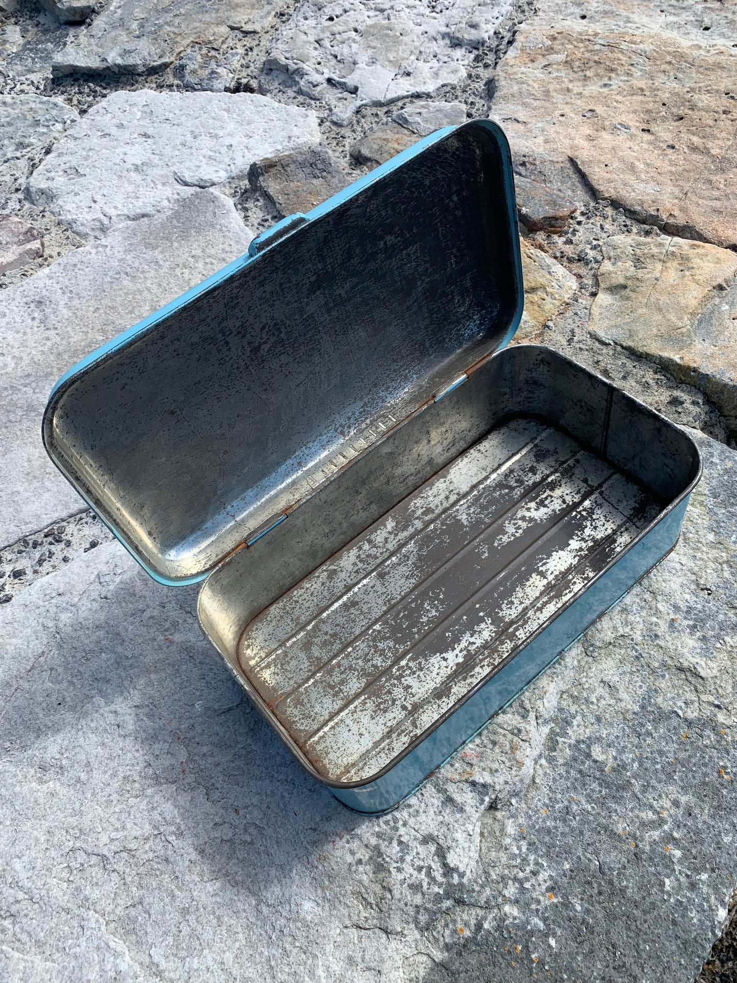 Metalkasse med låg