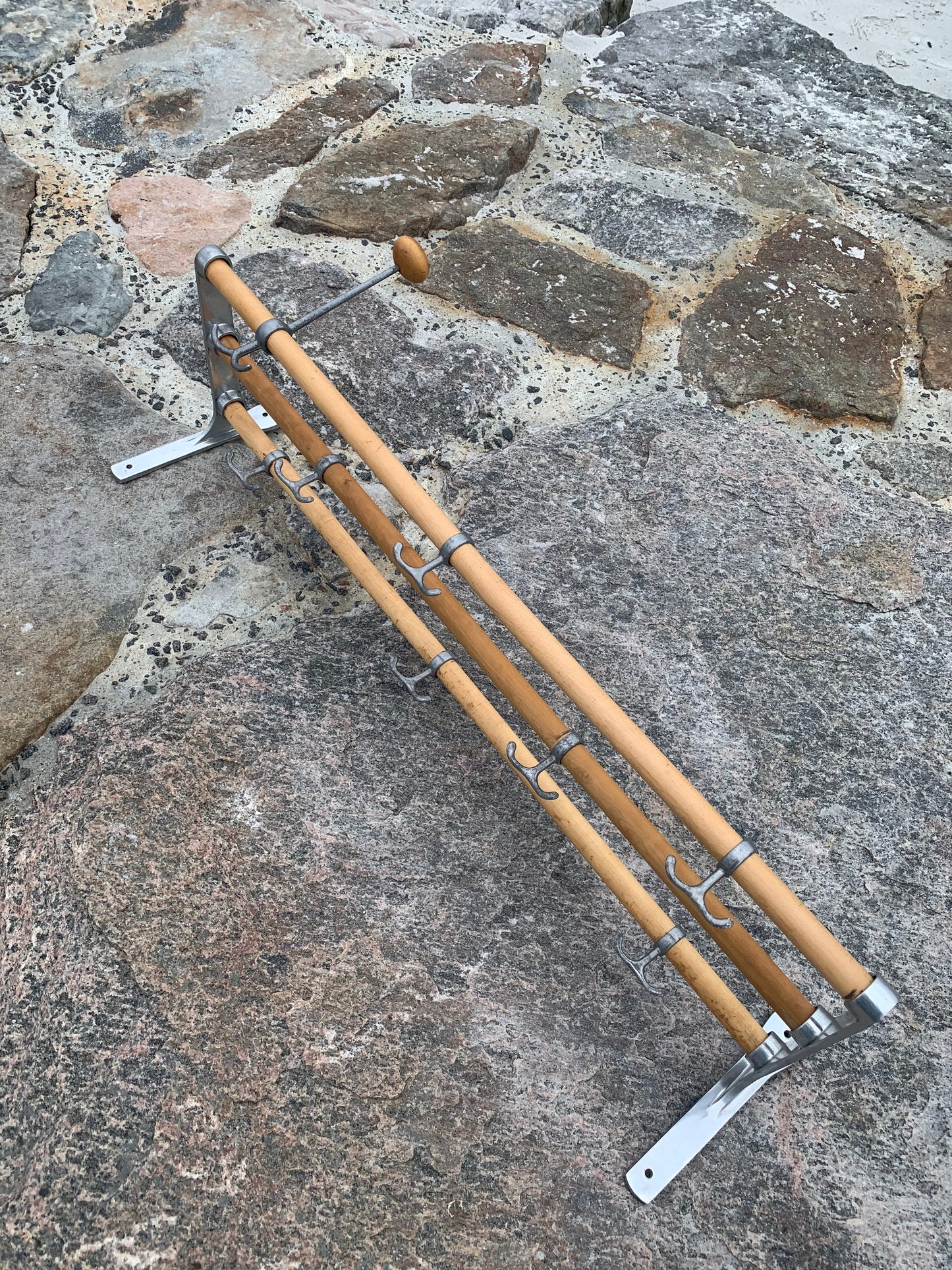 Hylde med hatteknage - Designet af Gunnar Bolin i 1937