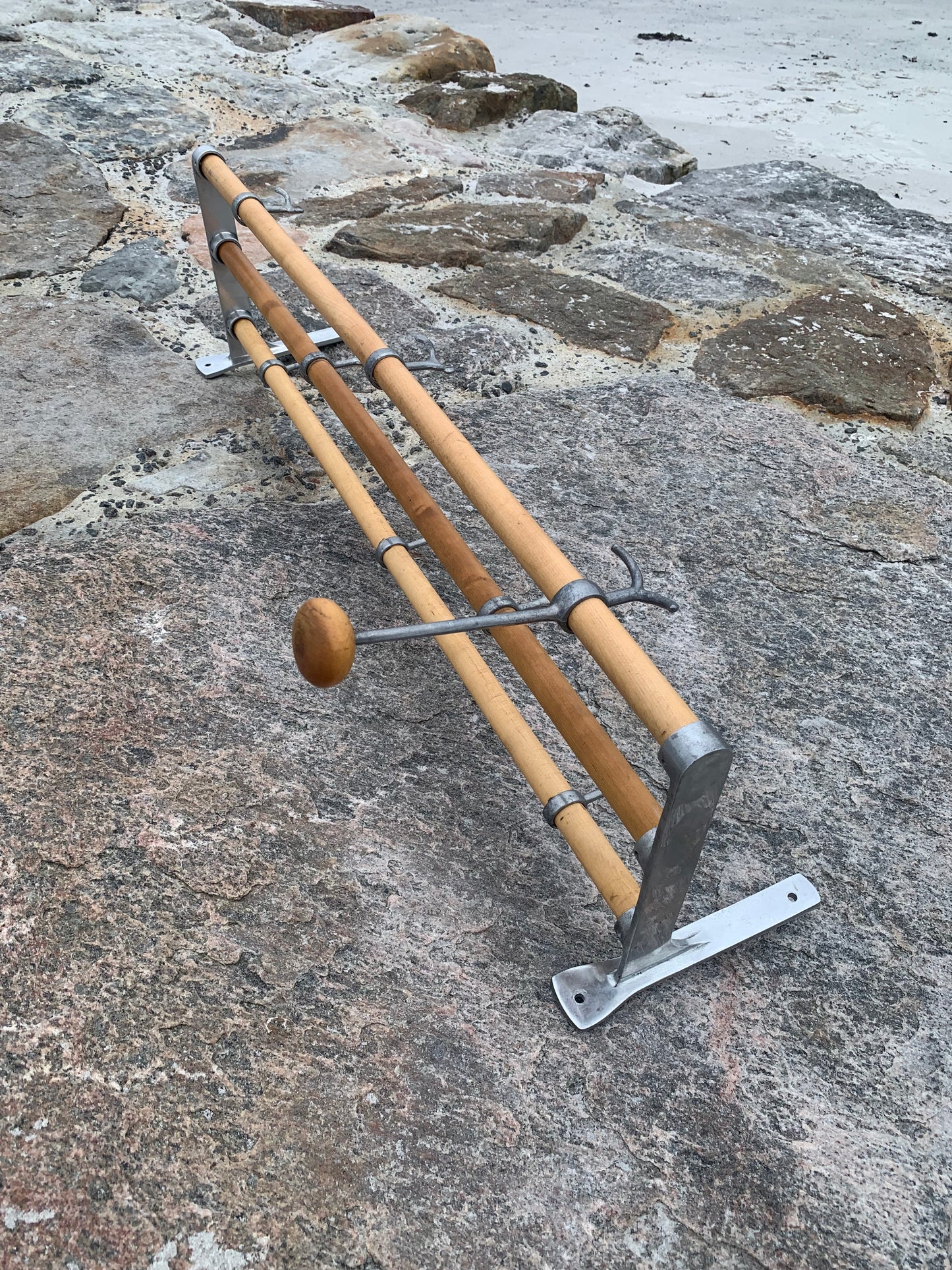 Hylde med hatteknage - Designet af Gunnar Bolin i 1937