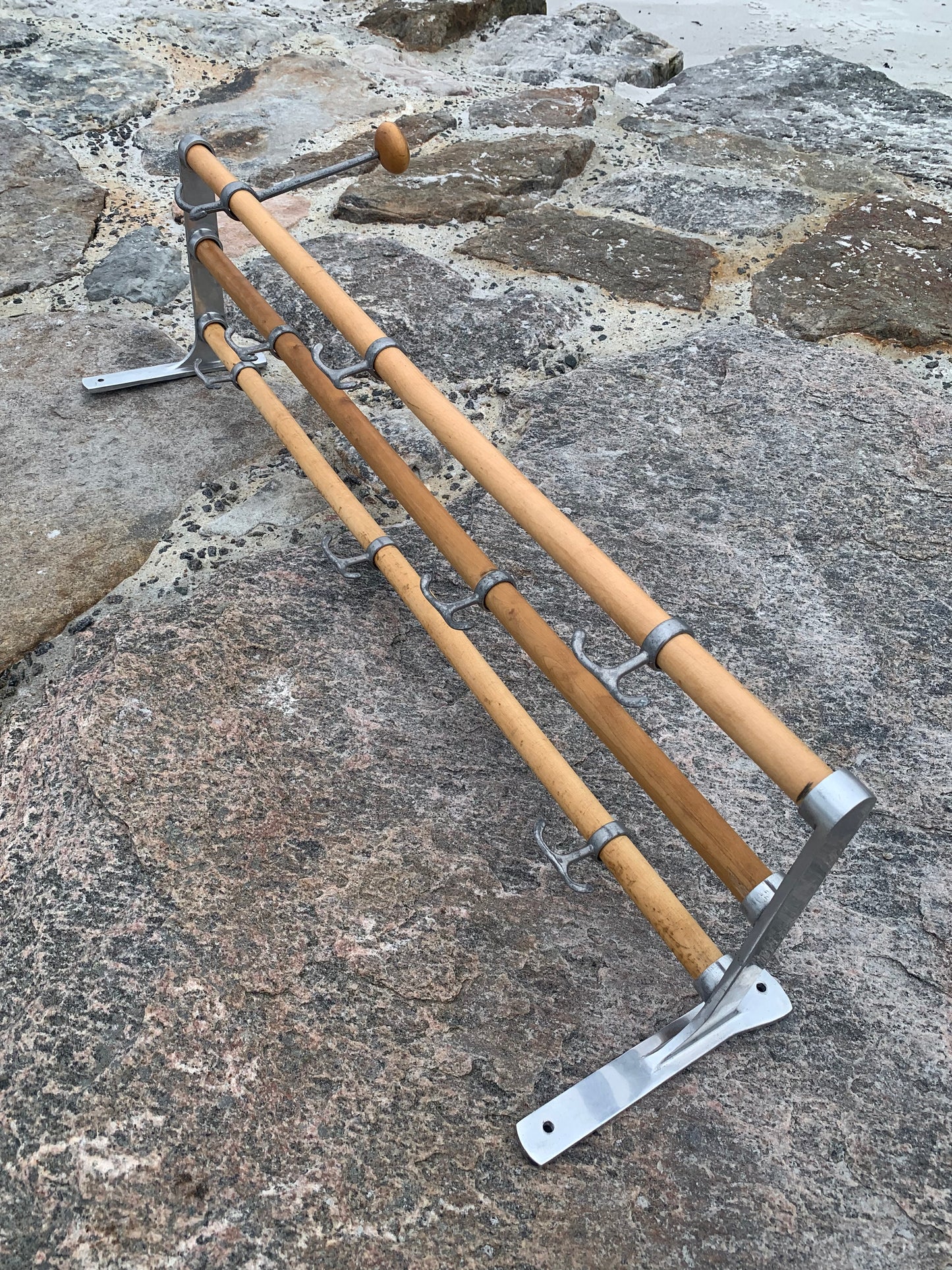 Hylde med hatteknage - Designet af Gunnar Bolin i 1937