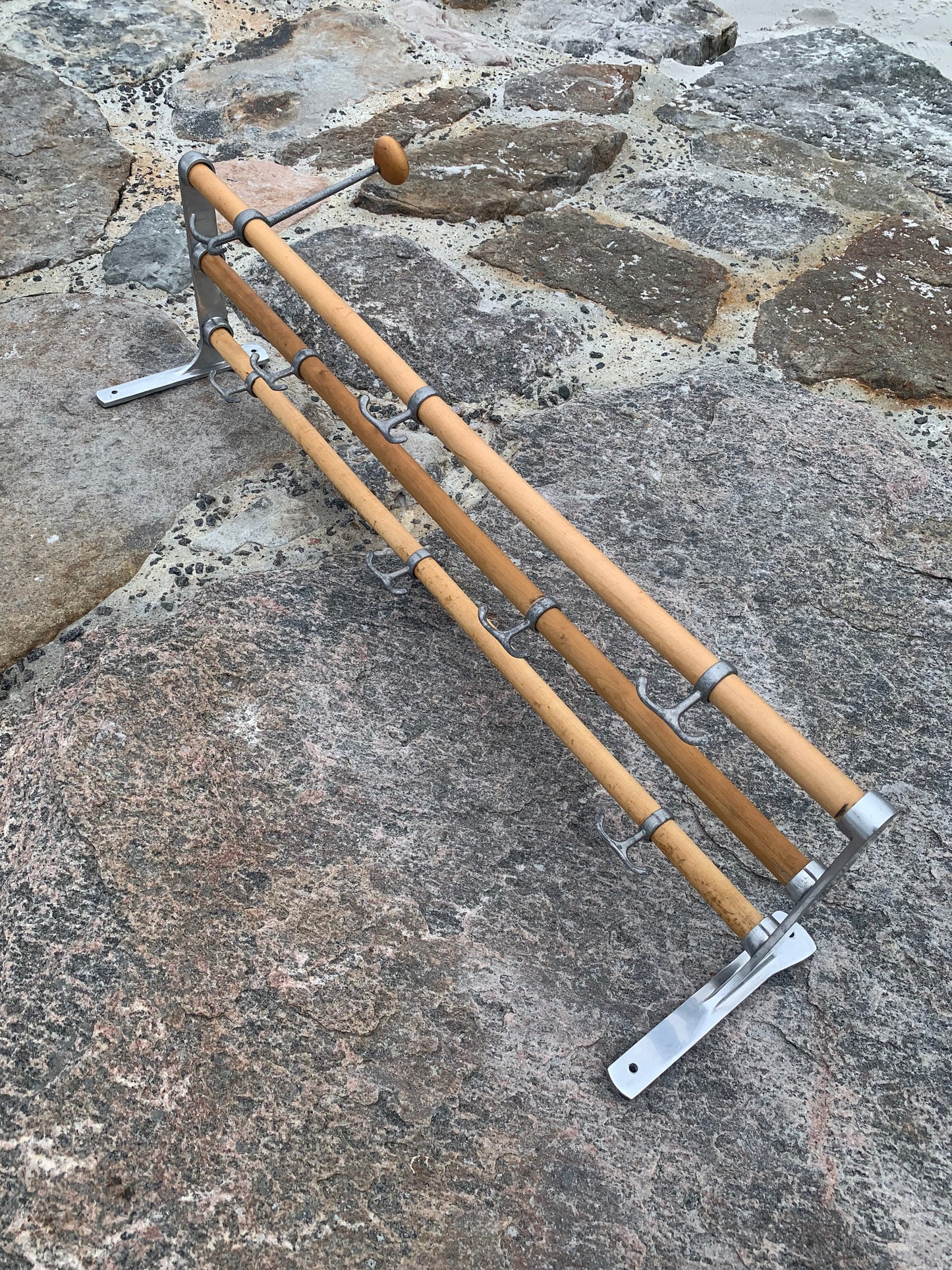 Hylde med hatteknage - Designet af Gunnar Bolin i 1937