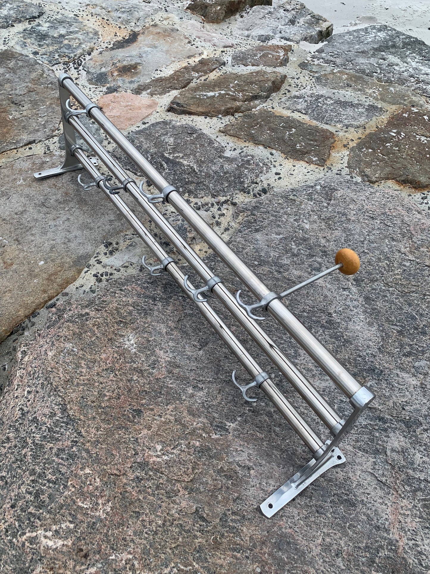 Hylde med hatteknage - Designet af Gunnar Bolin i 1937