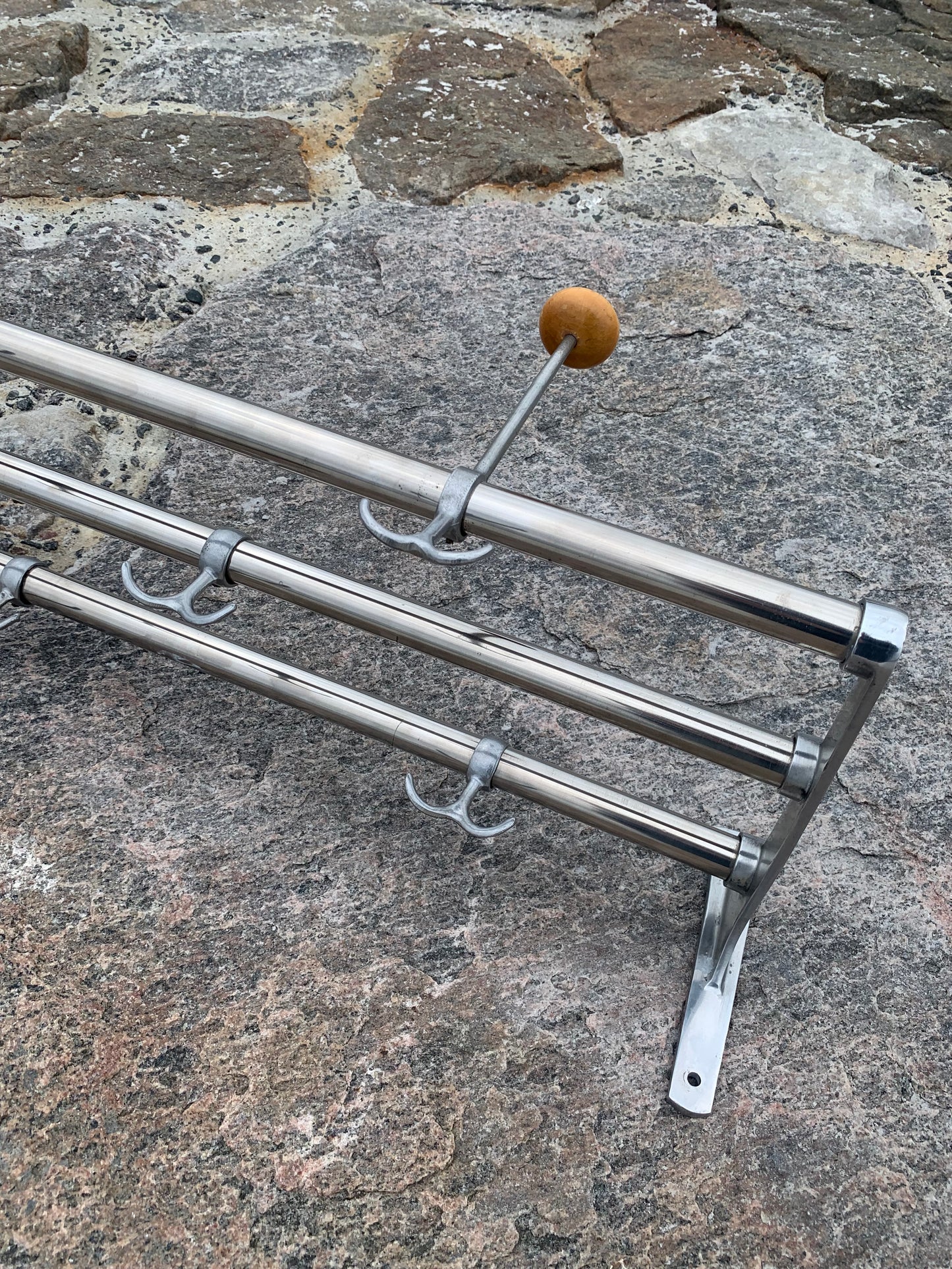 Hylde med hatteknage - Designet af Gunnar Bolin i 1937