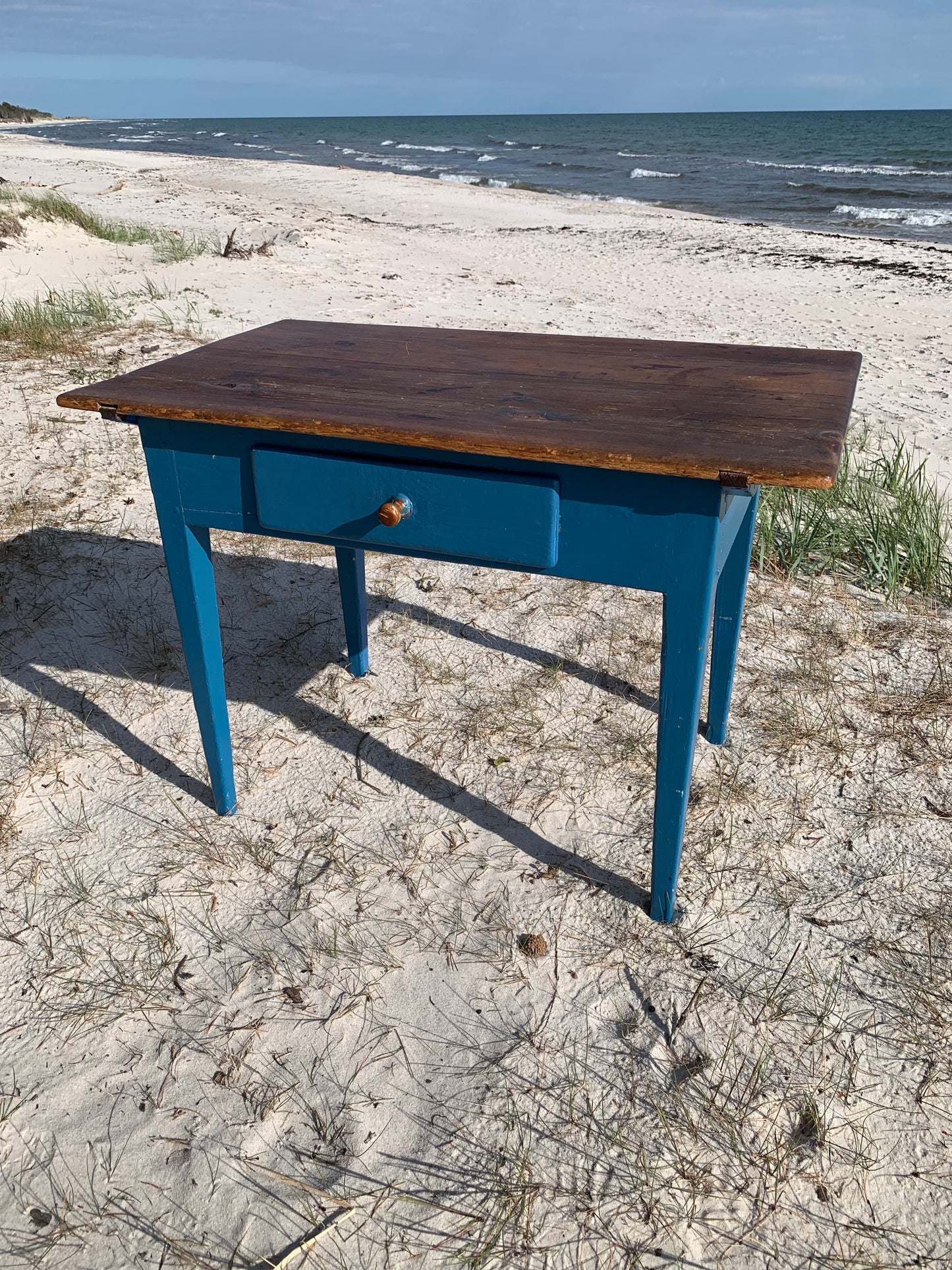 Gammelt bord med fine detaljer