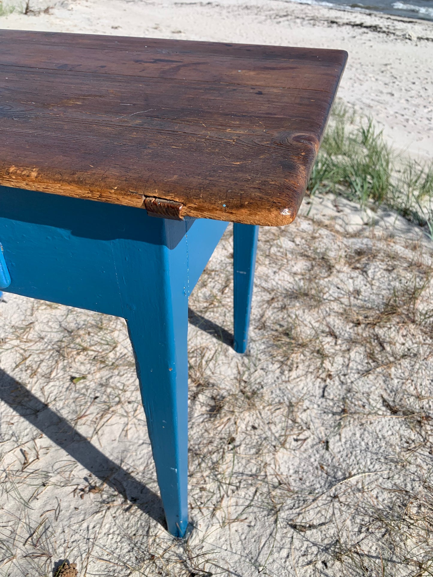 Gammelt bord med fine detaljer